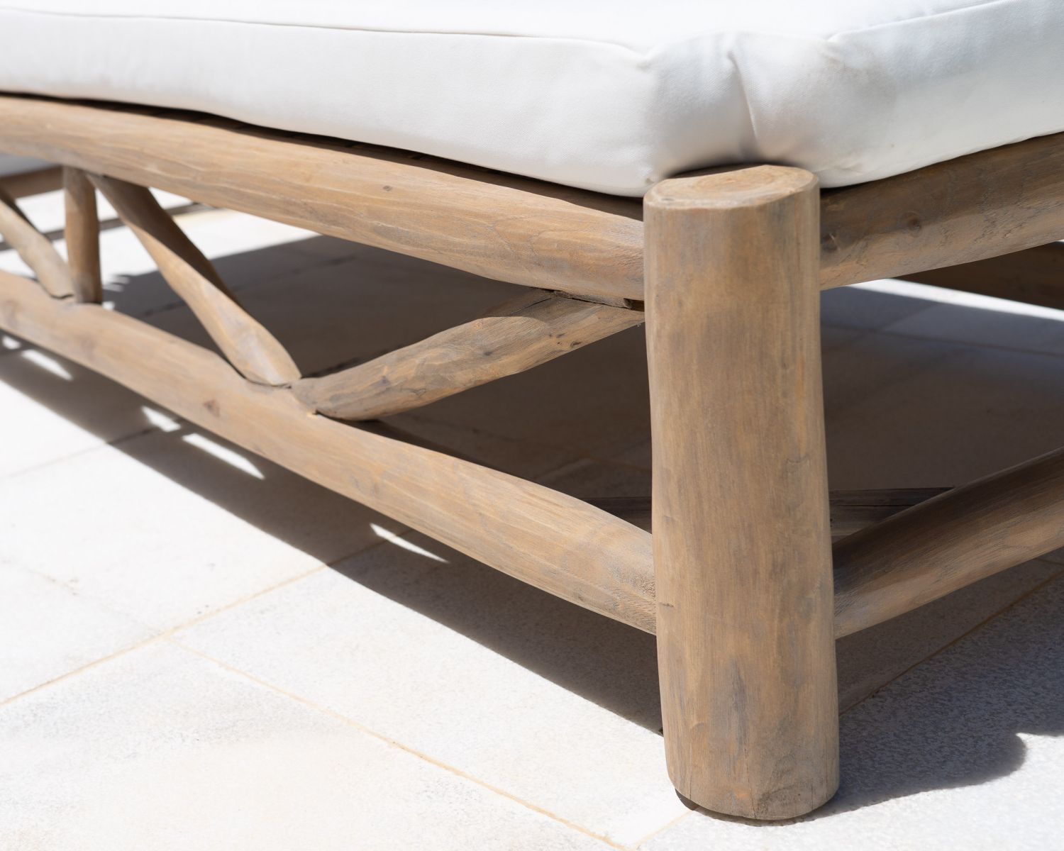 Lettino prendisole "Sumatra" a 1 posto dal design esotico in rami di teak