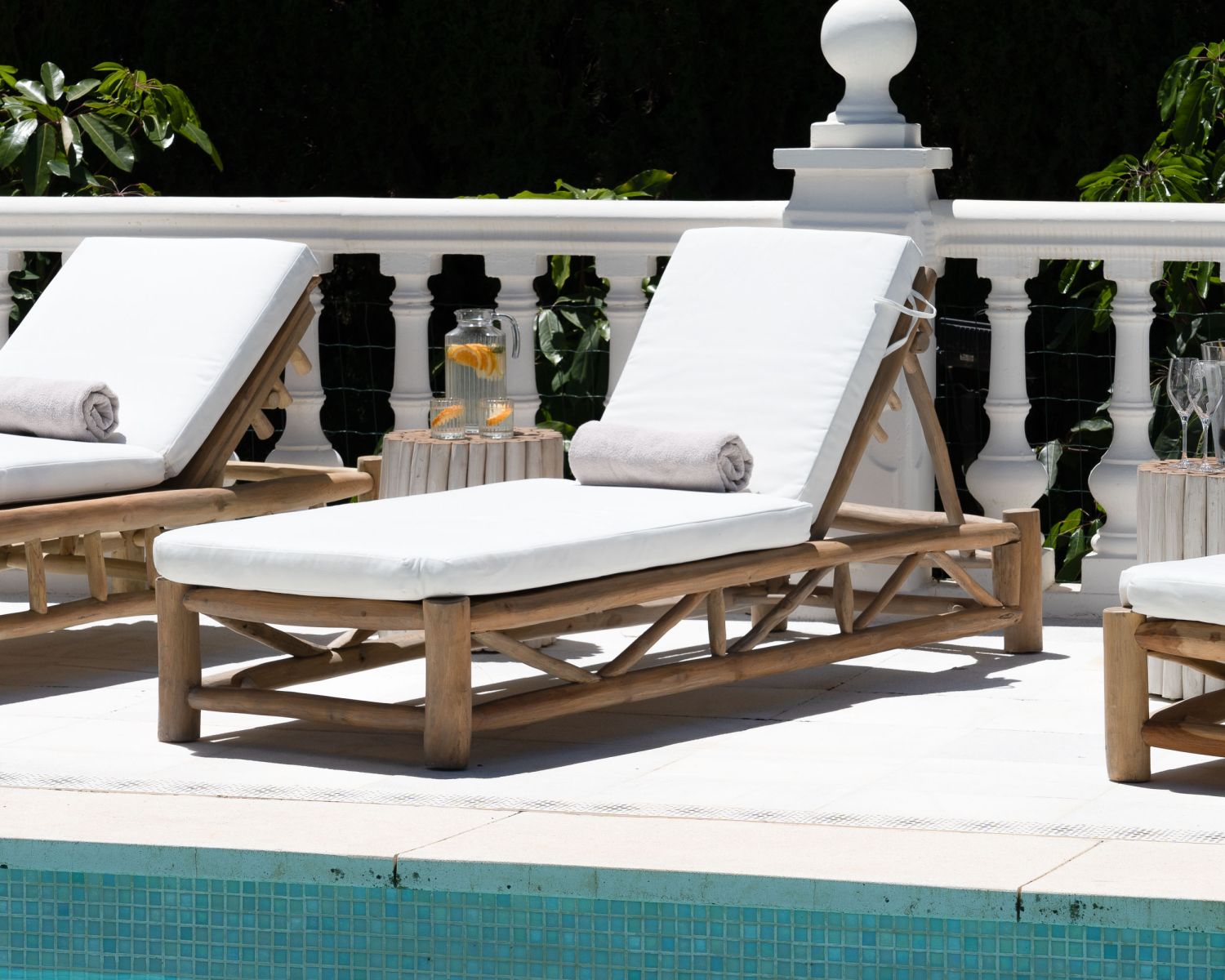 Lettino prendisole "Sumatra" a 1 posto dal design esotico in rami di teak