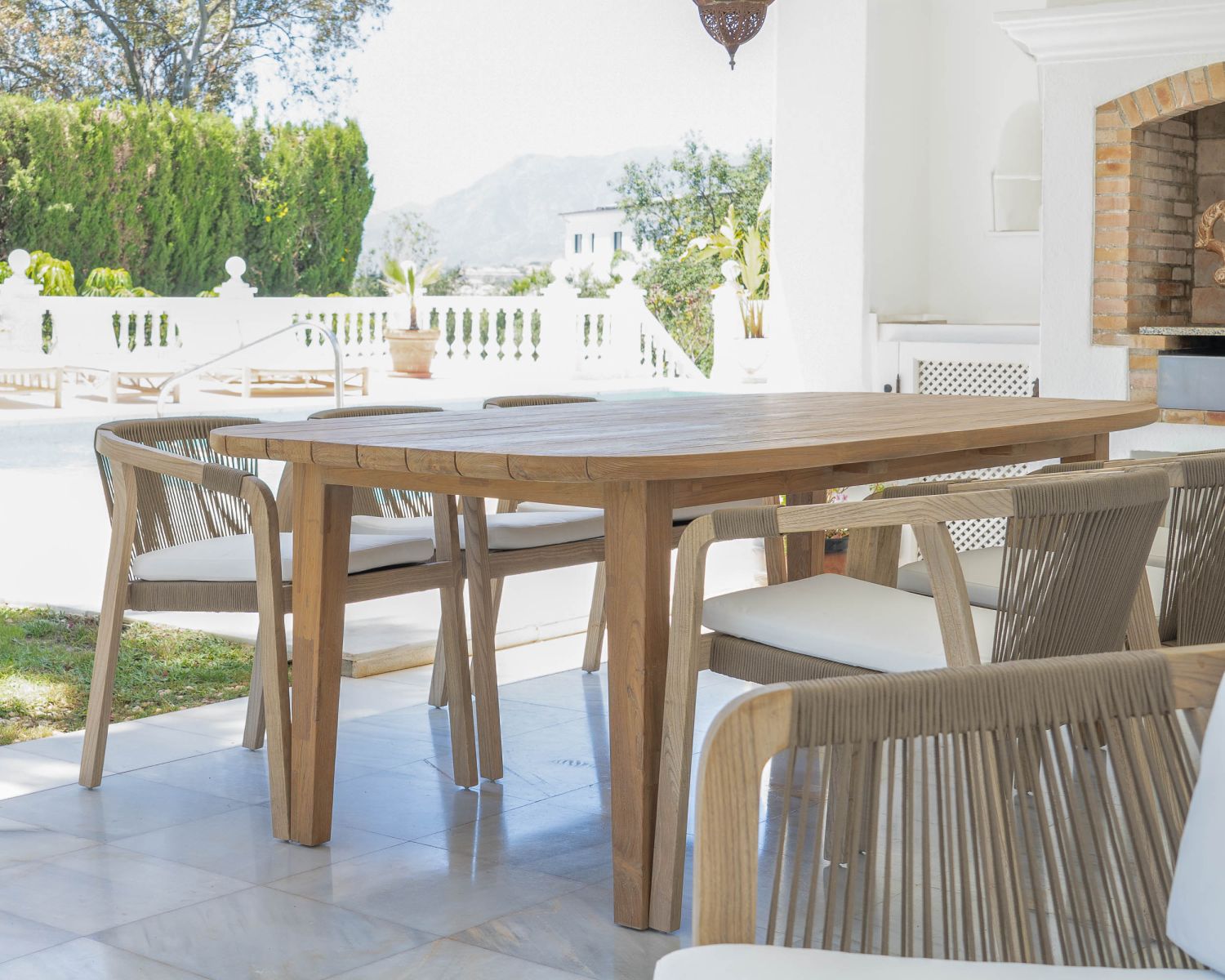 Grande tavolo da pranzo da 240 cm con bordi arrotondati in teak grezzo "Eole" per uso esterno