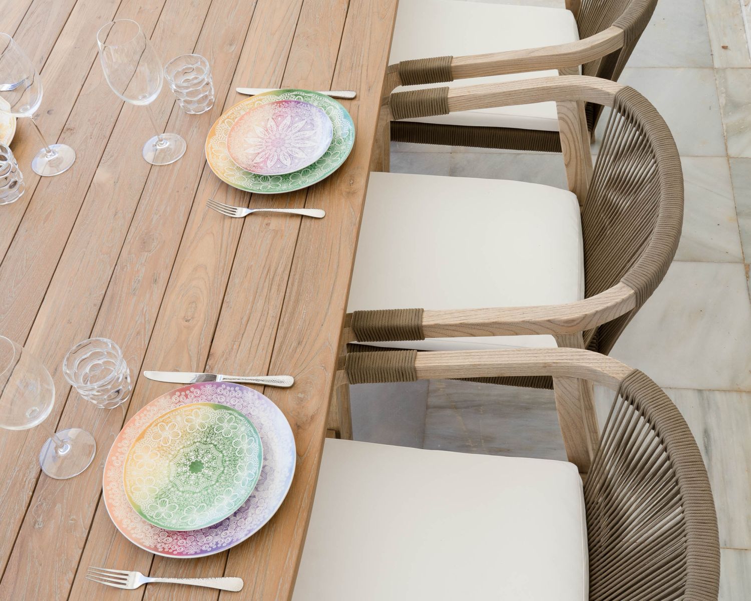 Grande tavolo da pranzo da 240 cm con bordi arrotondati in teak grezzo "Eole" per uso esterno