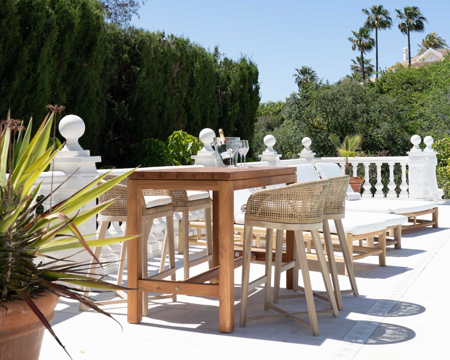 Seggiolone "Cuba" in teak e rattan con rivestimento della seduta bianco