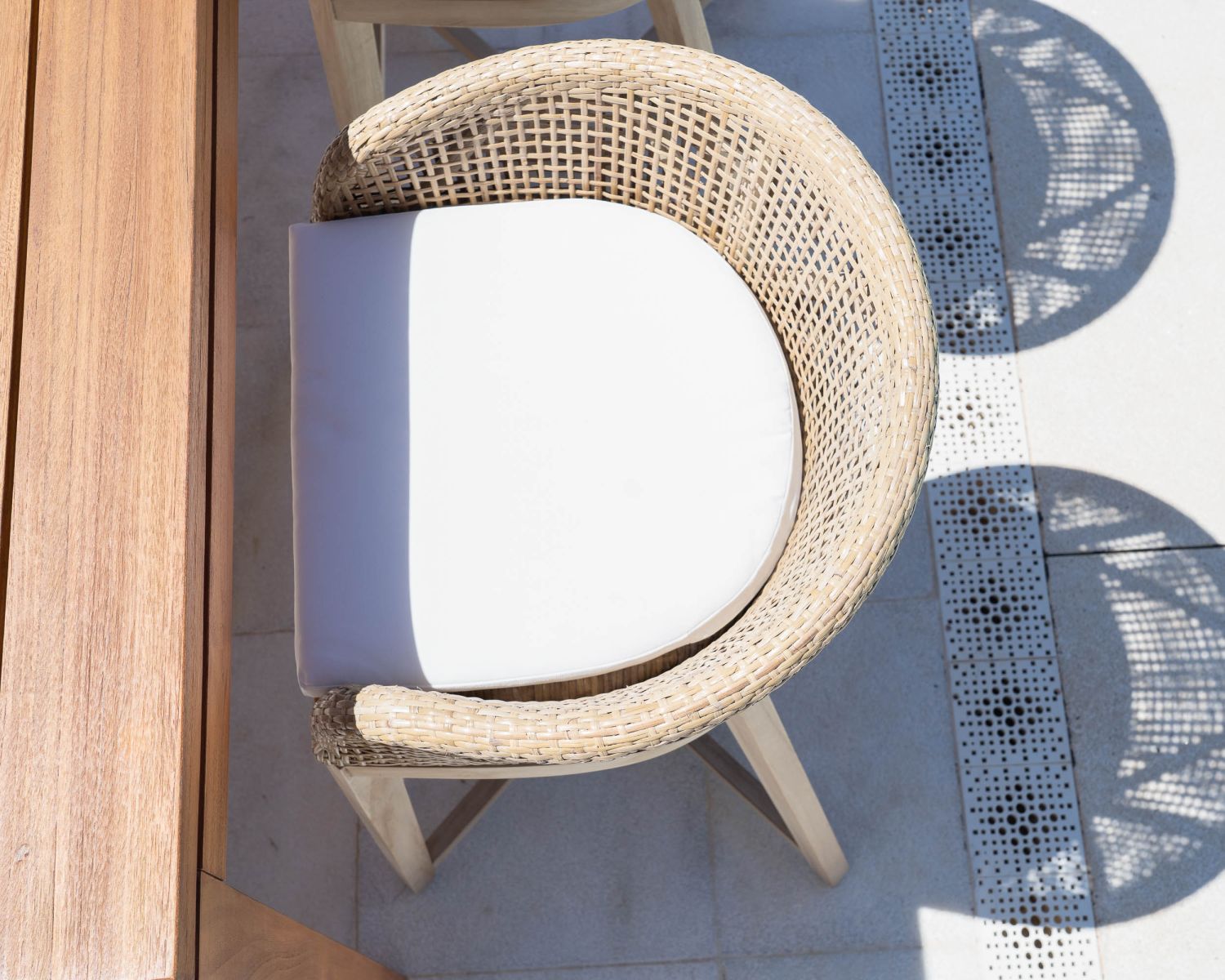 Seggiolone "Cuba" in teak e rattan con rivestimento della seduta bianco