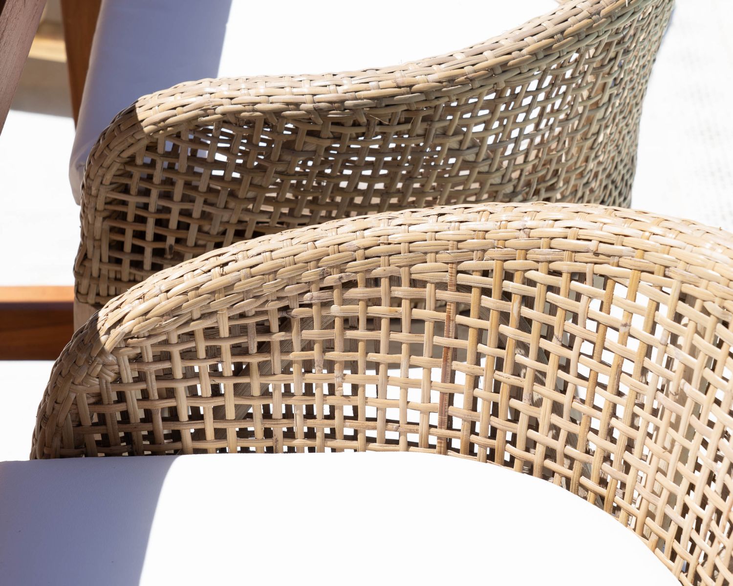 Seggiolone "Cuba" in teak e rattan con rivestimento della seduta bianco