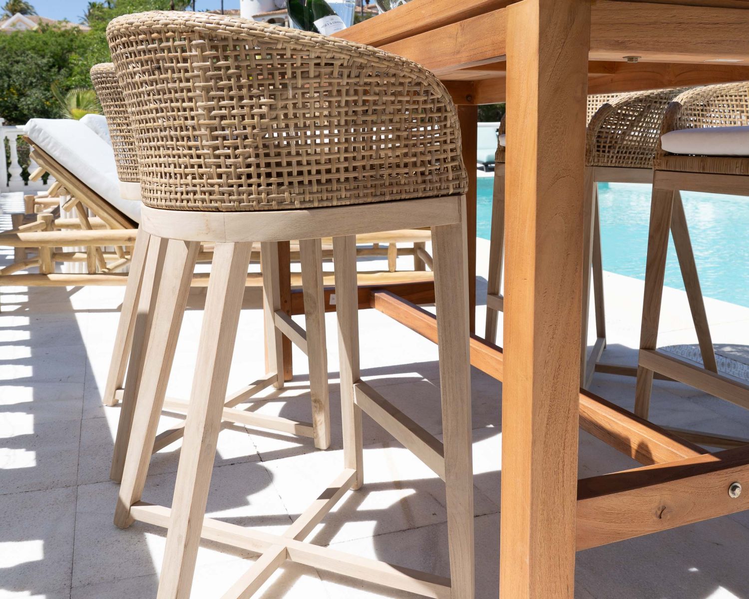 Seggiolone "Cuba" in teak e rattan con rivestimento della seduta bianco