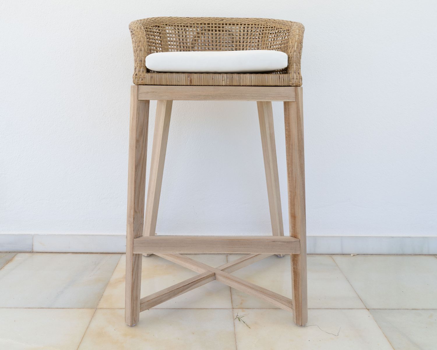 Seggiolone "Cuba" in teak e rattan con rivestimento della seduta bianco