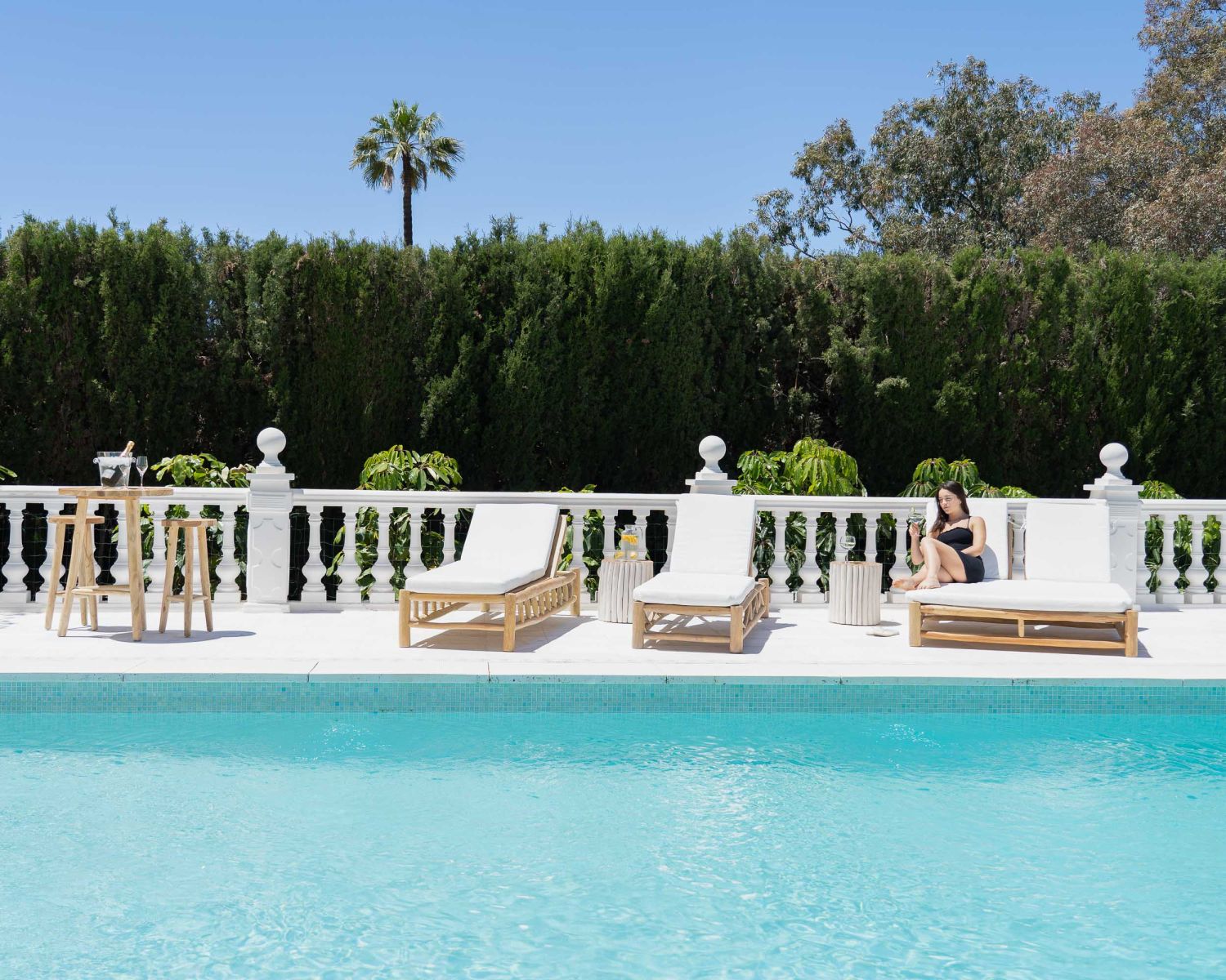 Lettino prendisole "Sumatra" a 1 posto dal design esotico in rami di teak