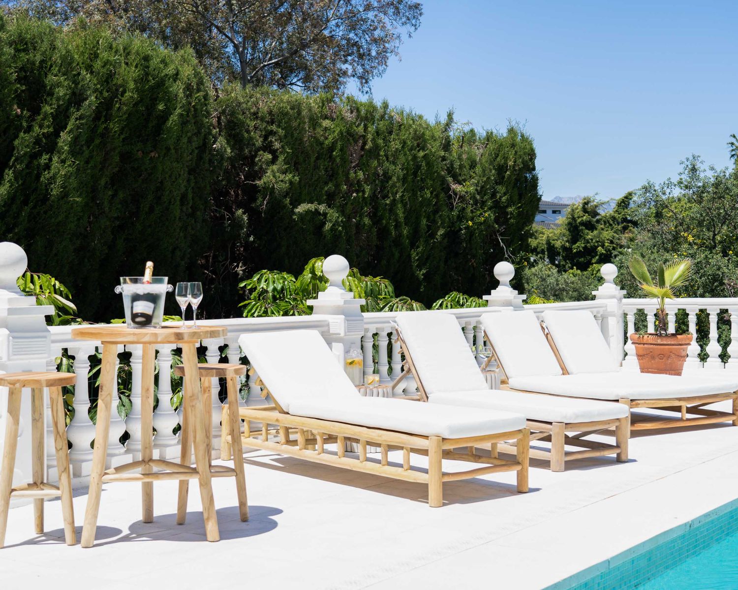 Lettino prendisole "Sumatra" a 1 posto dal design esotico in rami di teak