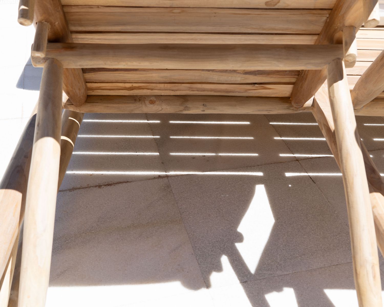 Lettino prendisole "Sumatra" a 1 posto dal design esotico in rami di teak