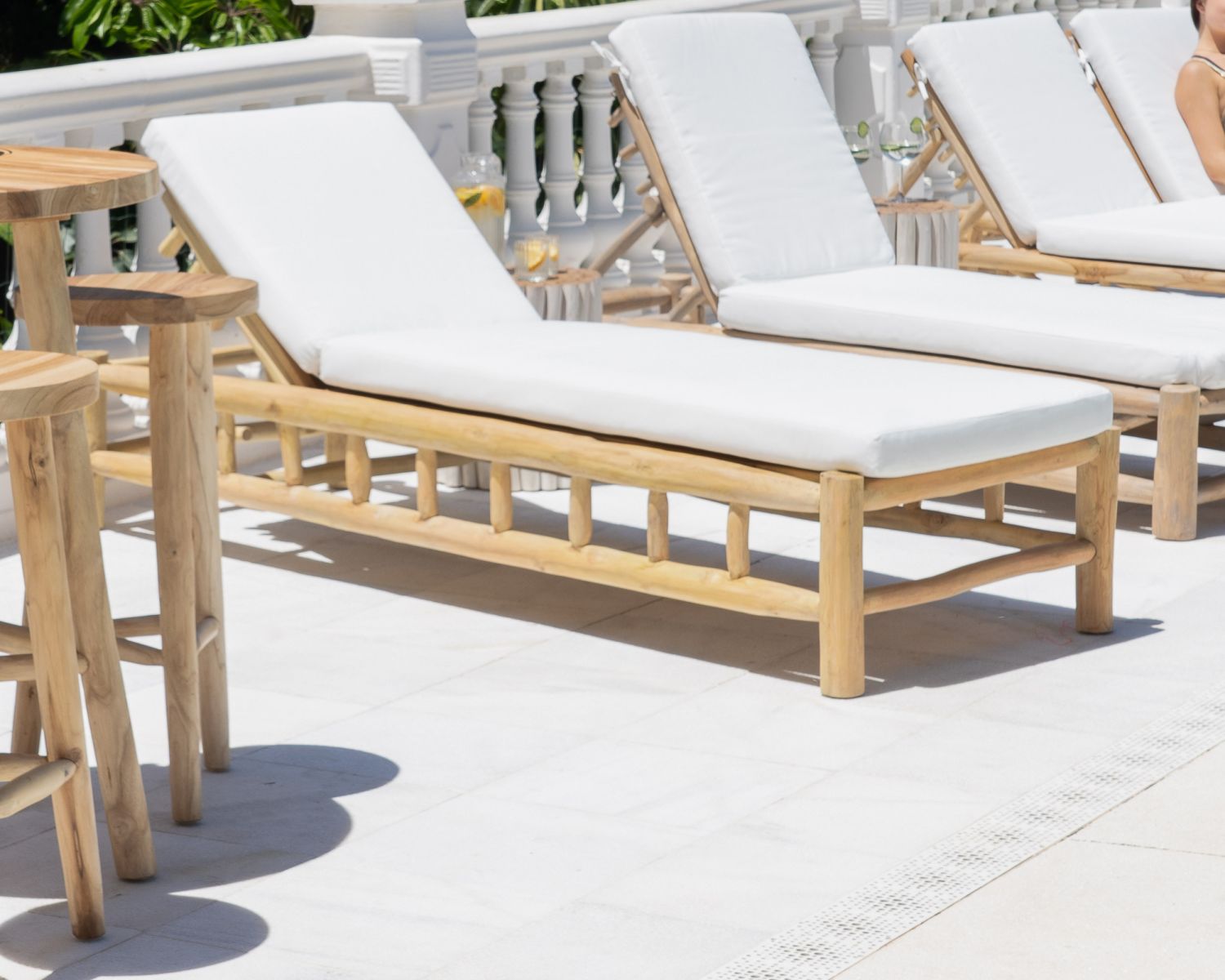 Lettino prendisole "Sumatra" a 1 posto dal design esotico in rami di teak