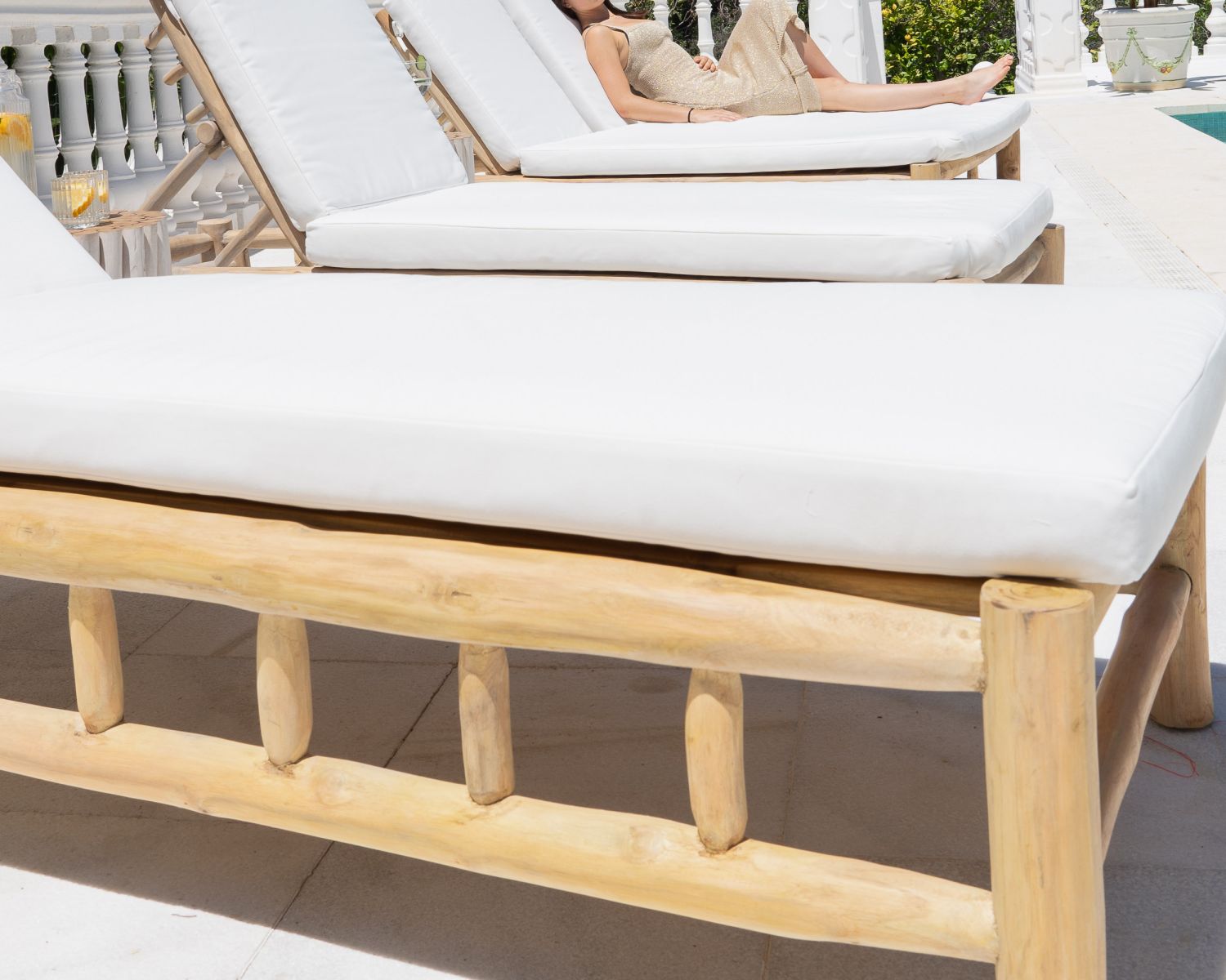 Lettino prendisole "Sumatra" a 1 posto dal design esotico in rami di teak