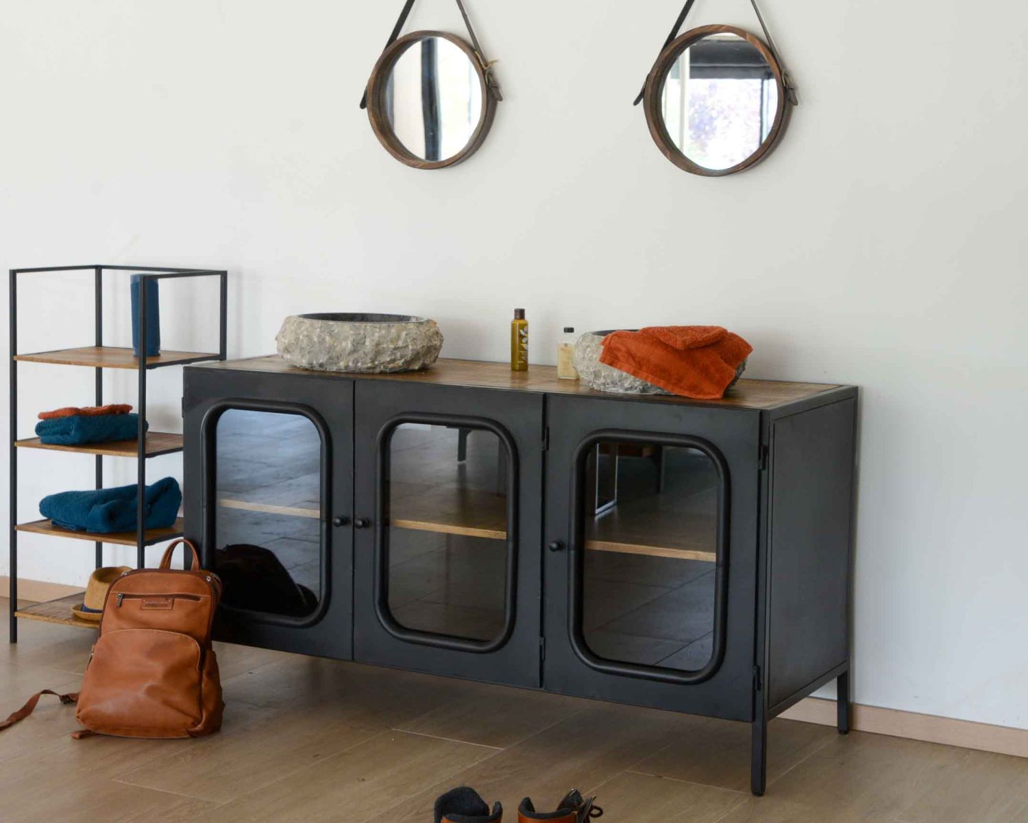 Mobile da bagno in metallo nero "Atelier Kraft" in legno massiccio e vetro