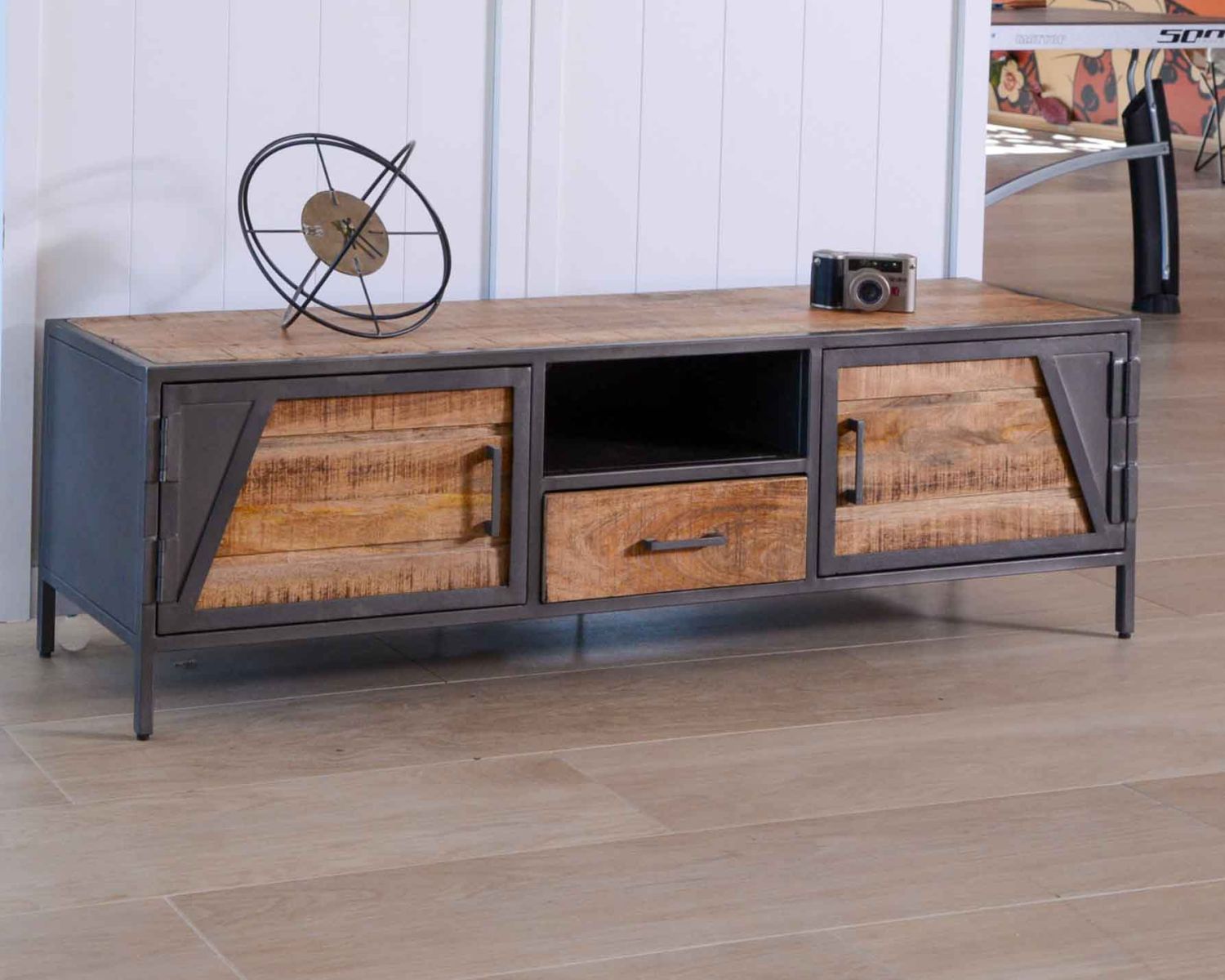 Porta TV "Vista" 150 cm in metallo grigio e legno in stile industriale