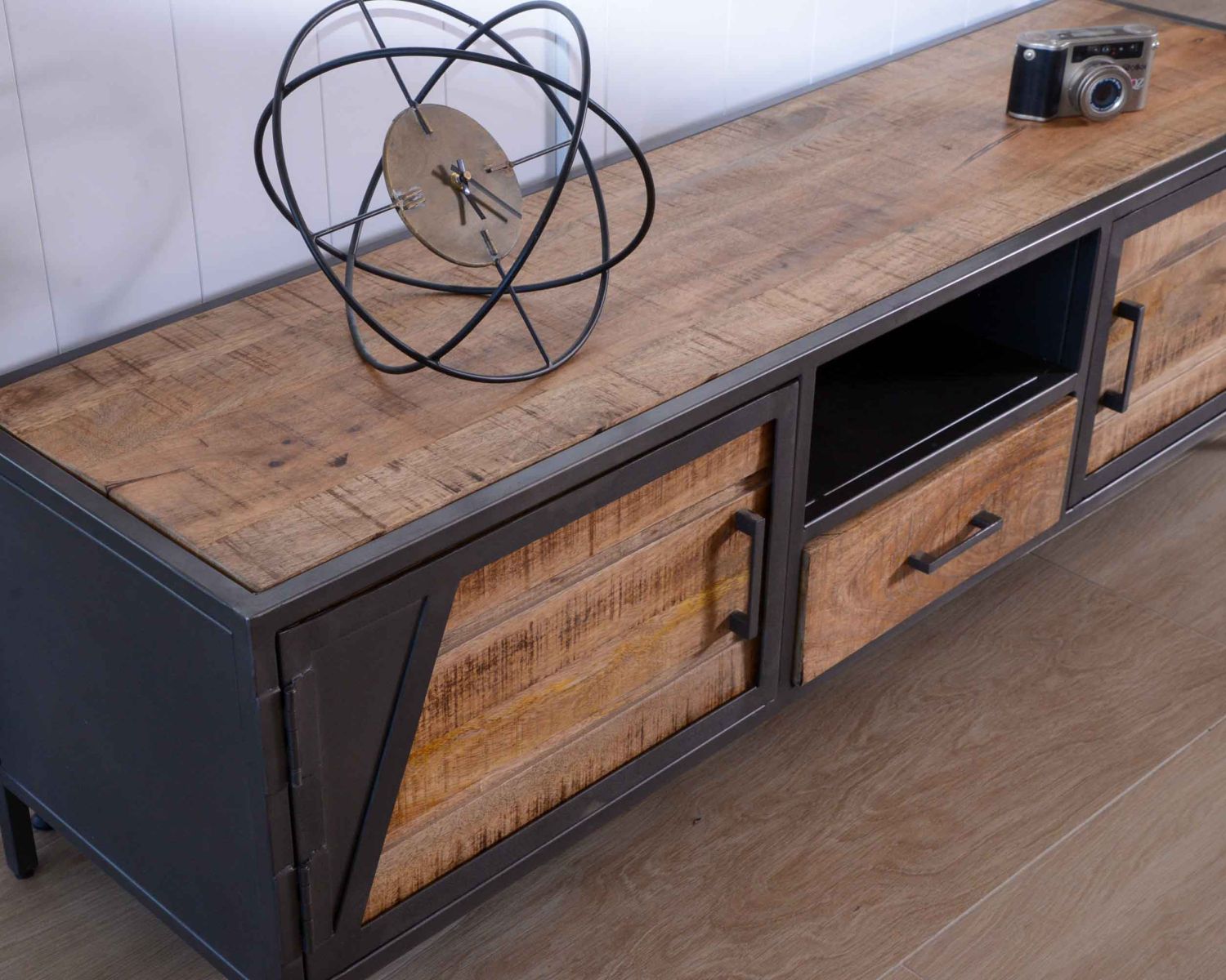 Porta TV "Vista" 150 cm in metallo grigio e legno in stile industriale