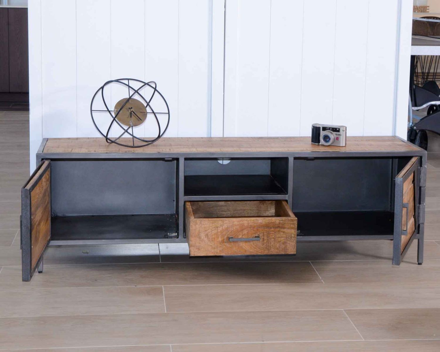 Porta TV "Vista" 150 cm in metallo grigio e legno in stile industriale