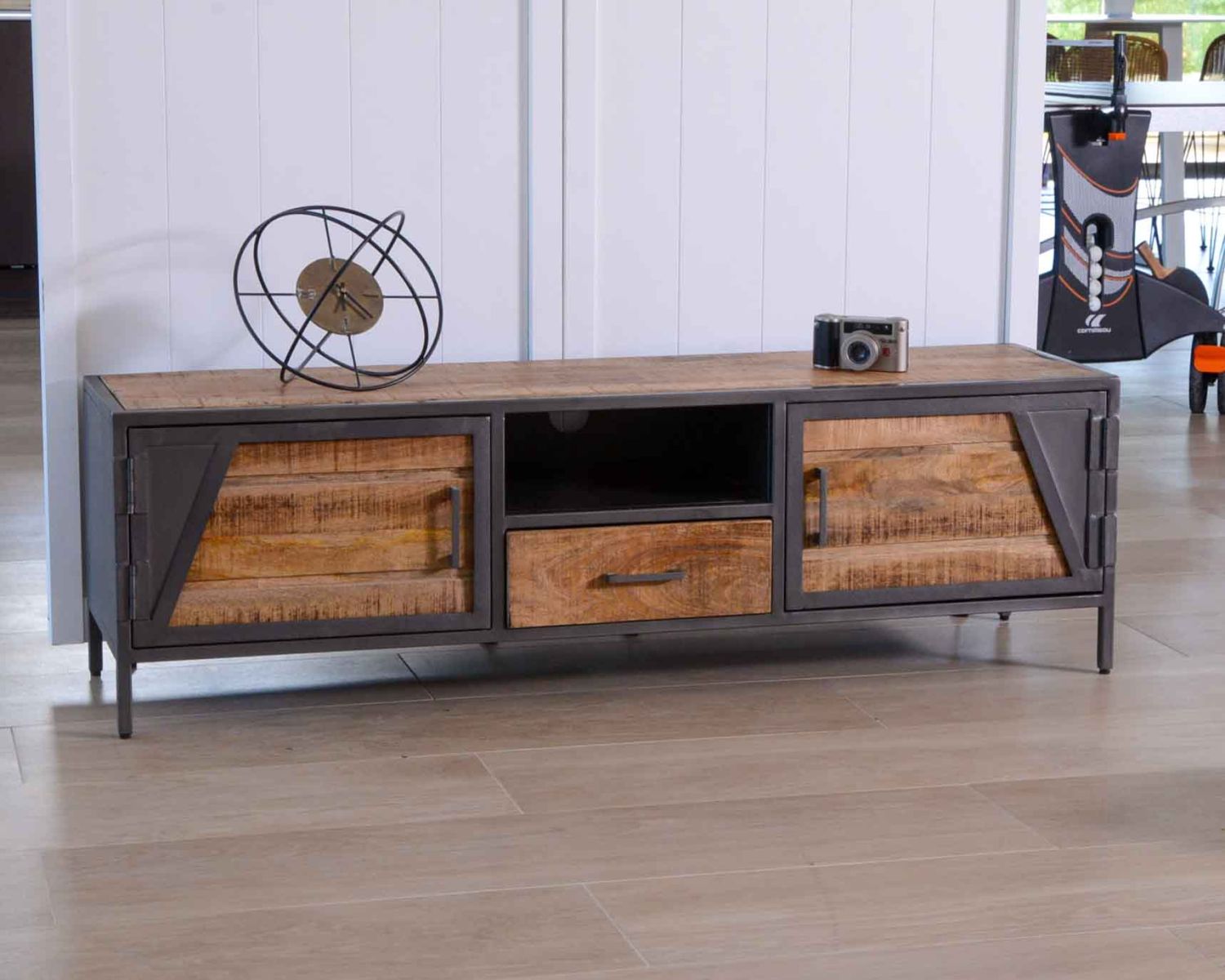 Porta TV "Vista" 150 cm in metallo grigio e legno in stile industriale