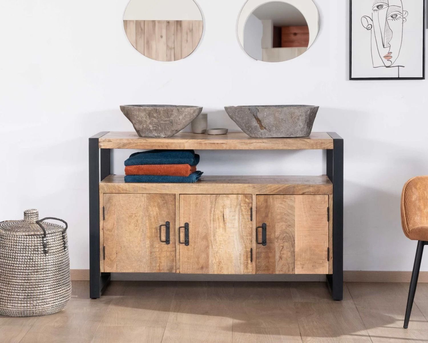 Mobiletto in stile industriale da 125 cm in legno massiccio di mango e metallo nero "Mounty"