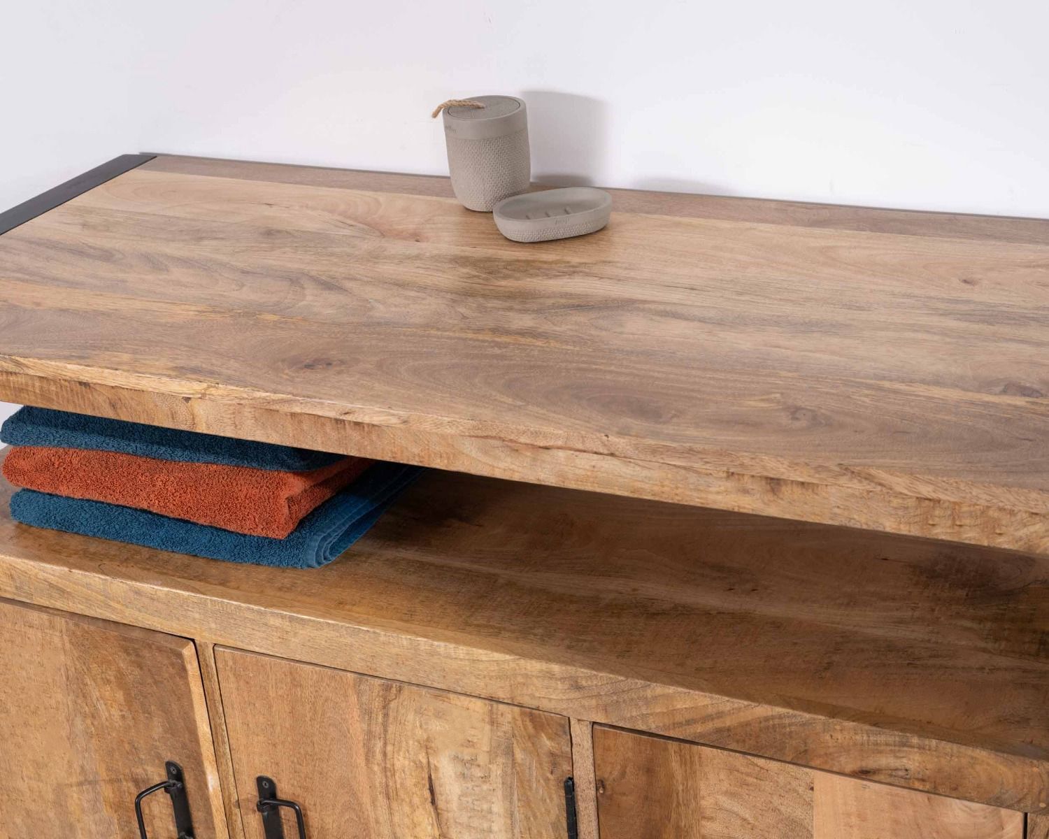 Mobiletto in stile industriale da 125 cm in legno massiccio di mango e metallo nero "Mounty"