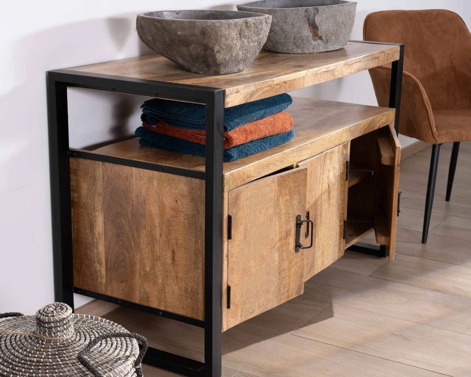 Mobiletto in stile industriale da 125 cm in legno massiccio di mango e metallo nero "Mounty"