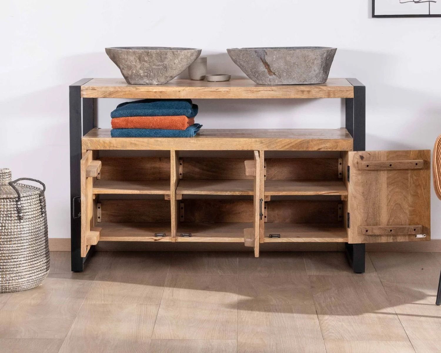 Mobiletto in stile industriale da 125 cm in legno massiccio di mango e metallo nero "Mounty"