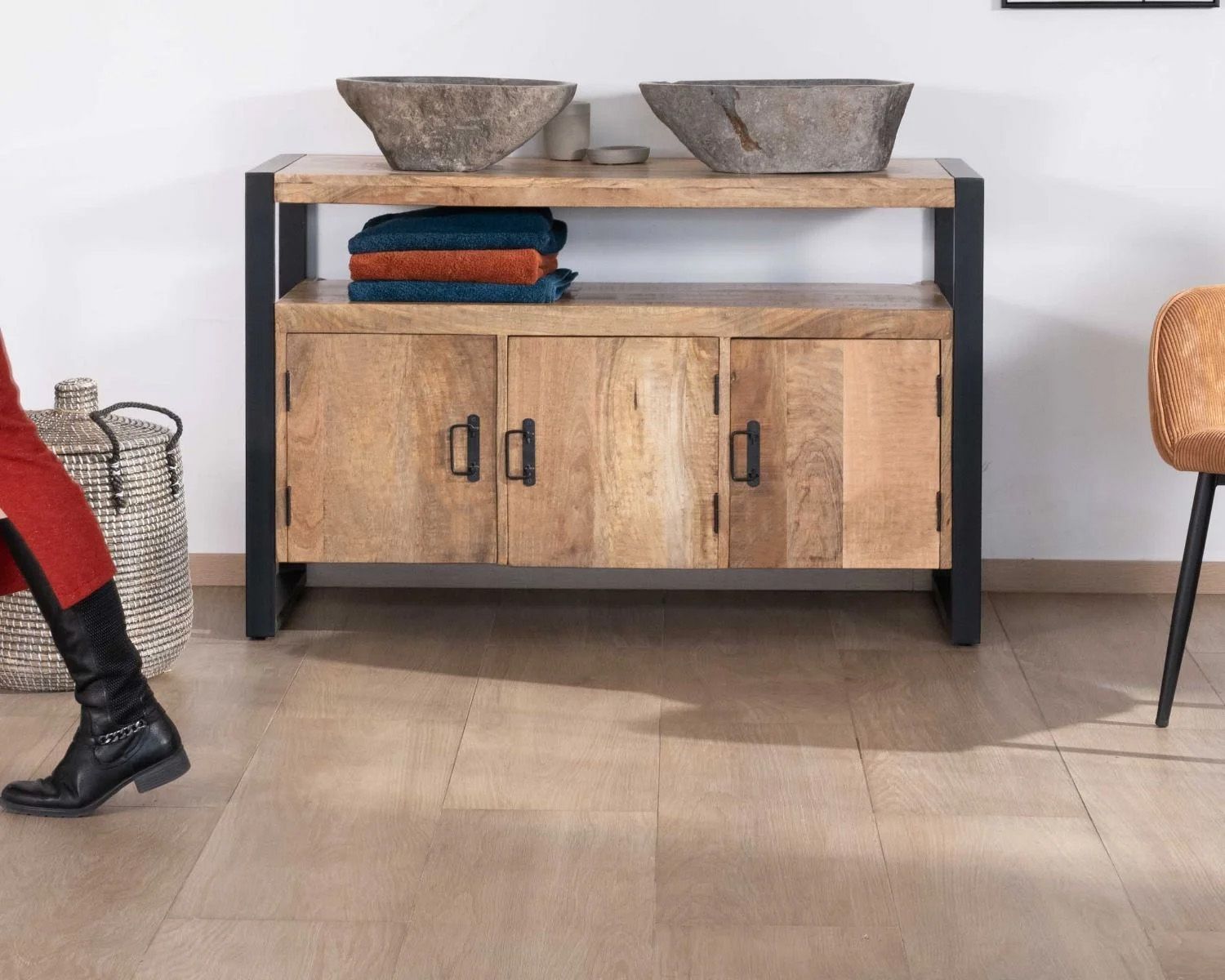 Mobiletto in stile industriale da 125 cm in legno massiccio di mango e metallo nero "Mounty"