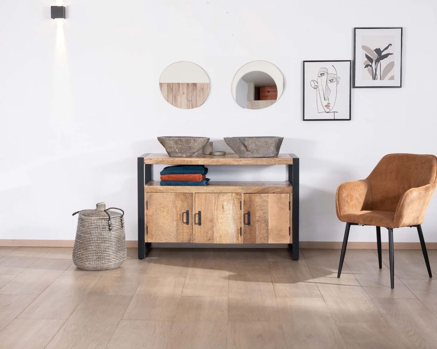 Mobiletto in stile industriale da 125 cm in legno massiccio di mango e metallo nero "Mounty"