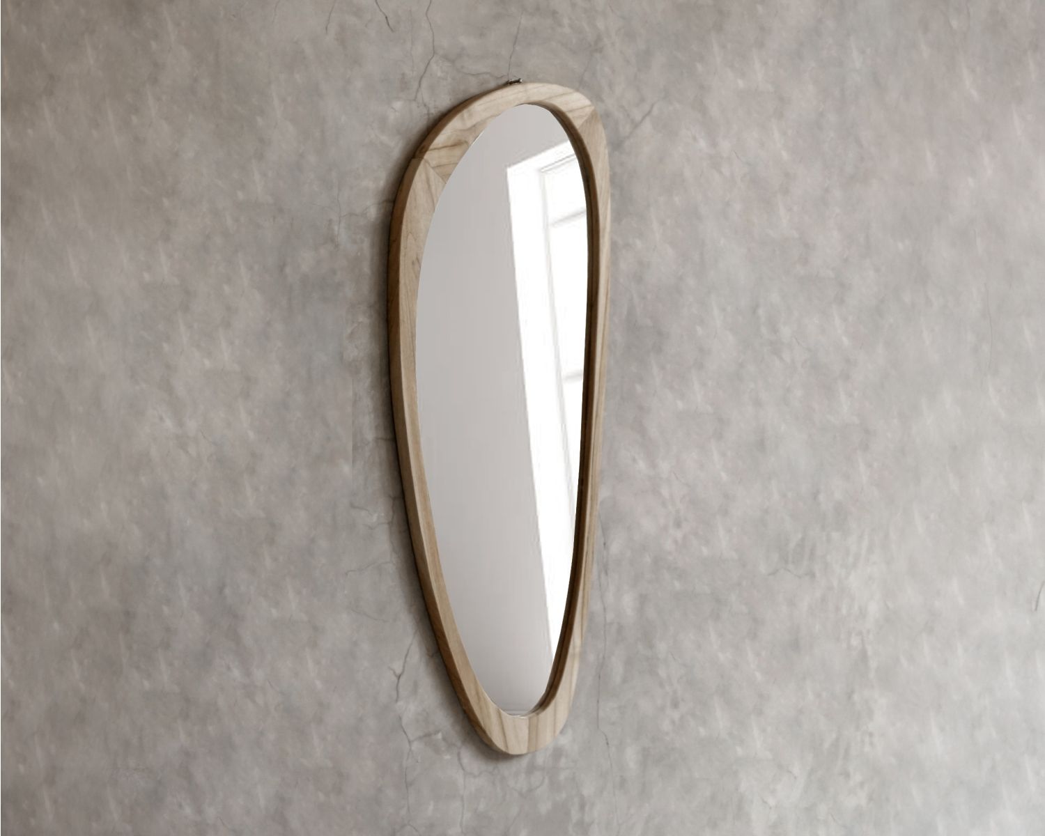 Specchio di forma organica "Solira" con cornice in legno alta 130 cm
