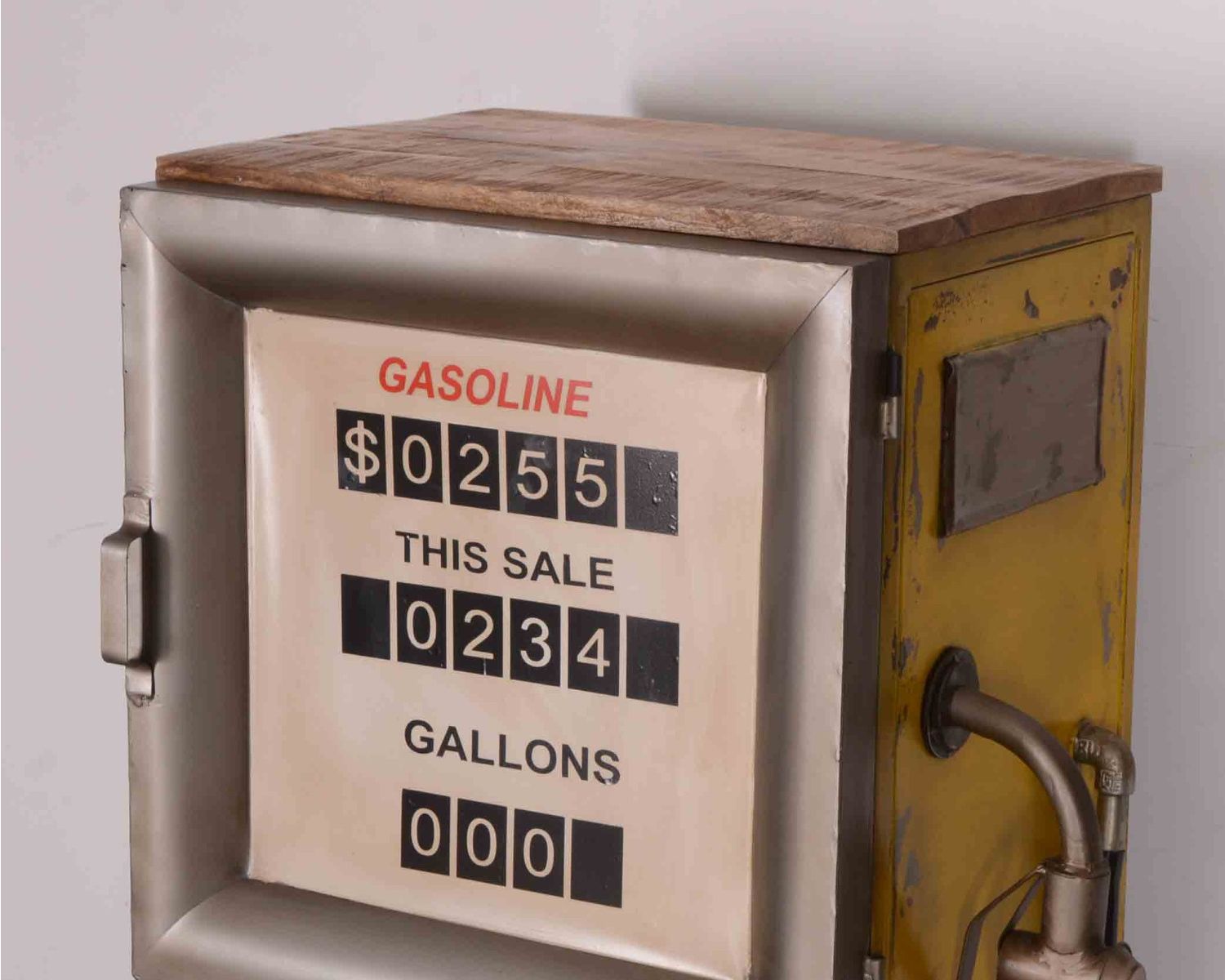 Barretta pazza nello stile di una pompa di benzina in metallo giallo, nello spirito del vintage Crazy