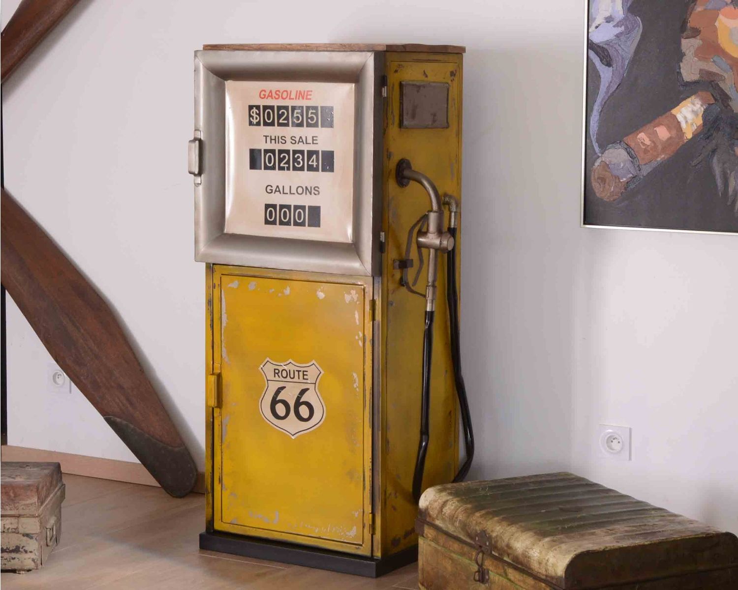 Barretta pazza nello stile di una pompa di benzina in metallo giallo, nello spirito del vintage Crazy