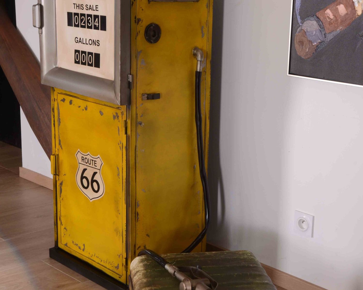 Barretta pazza nello stile di una pompa di benzina in metallo giallo, nello spirito del vintage Crazy