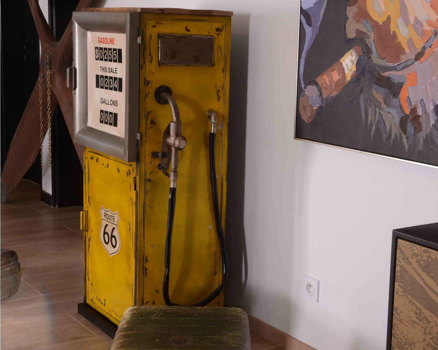 Barretta pazza nello stile di una pompa di benzina in metallo giallo, nello spirito del vintage Crazy