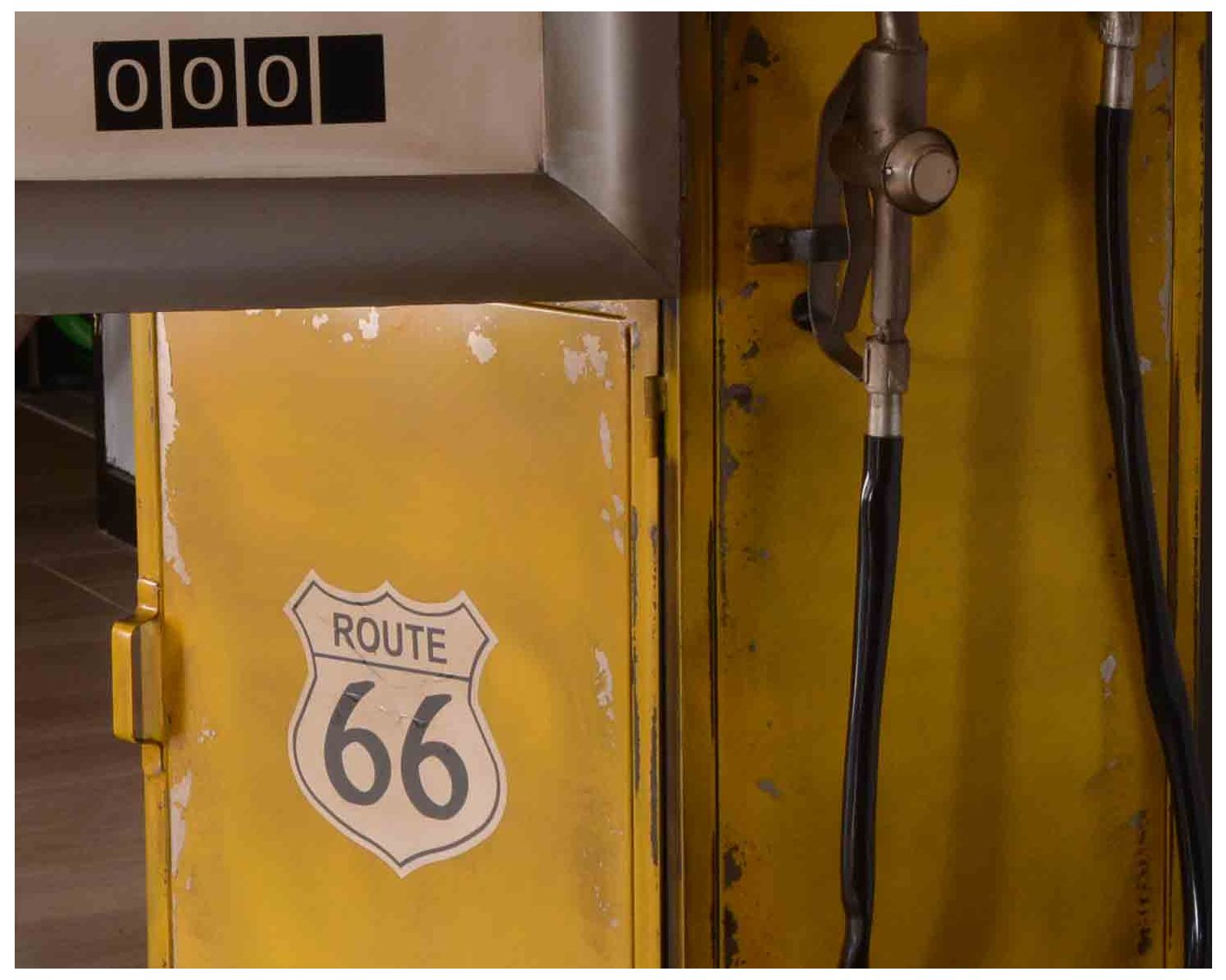 Barretta pazza nello stile di una pompa di benzina in metallo giallo, nello spirito del vintage Crazy