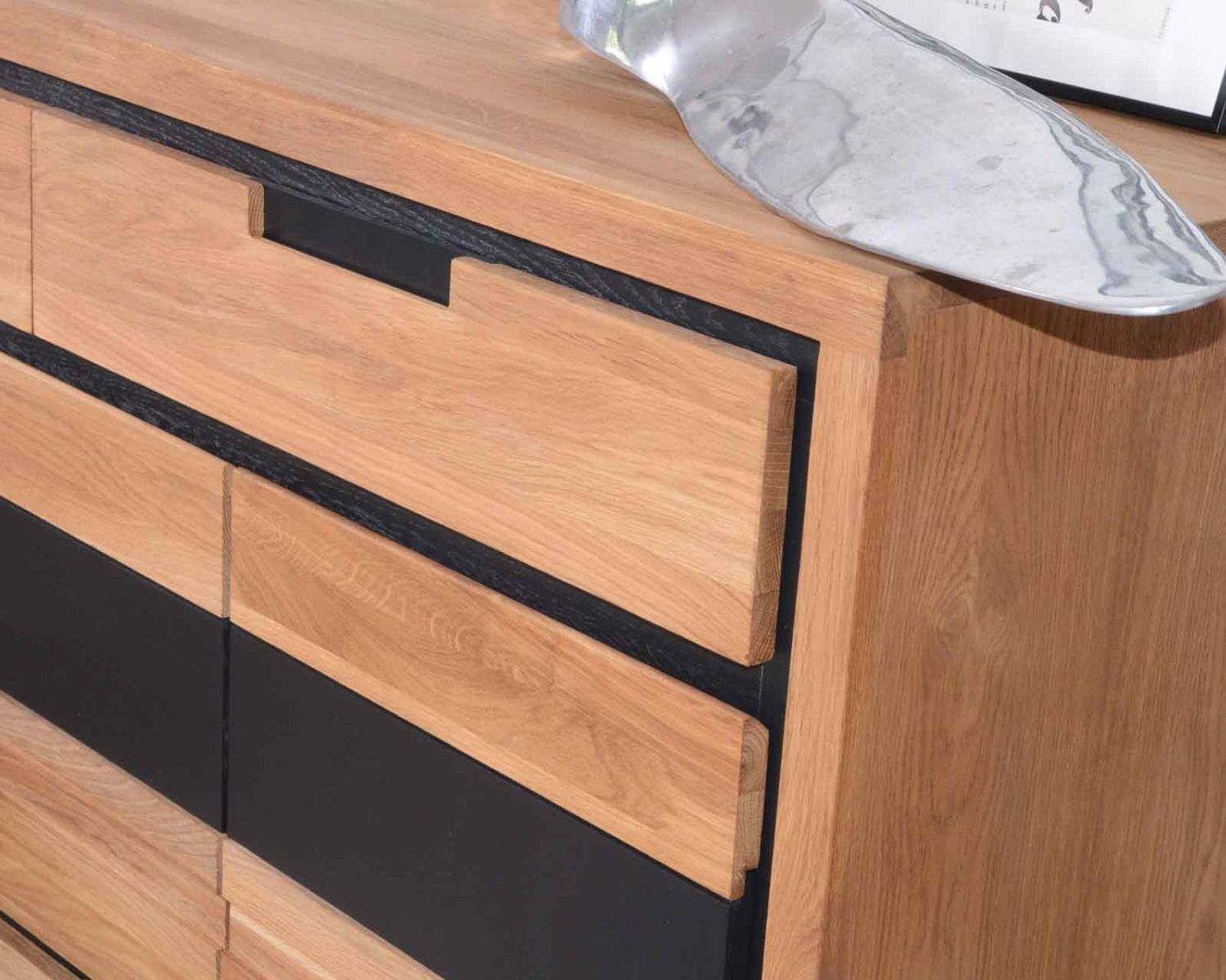 Grande credenza moderna in rovere massiccio e look nero "Toly" a 4 ante e 2 cassetti