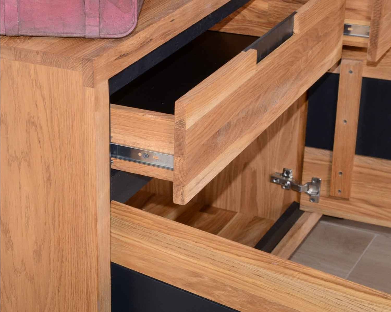 Credenza contemporanea "Toly" a 3 ante e 2 cassetti in rovere massiccio oliato