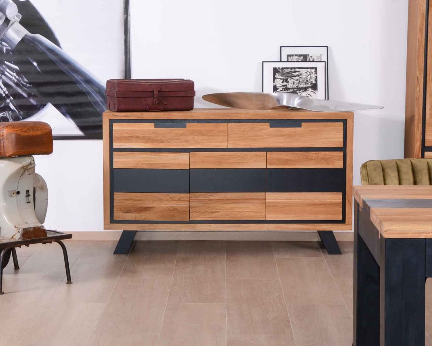 Credenza contemporanea "Toly" a 3 ante e 2 cassetti in rovere massiccio oliato