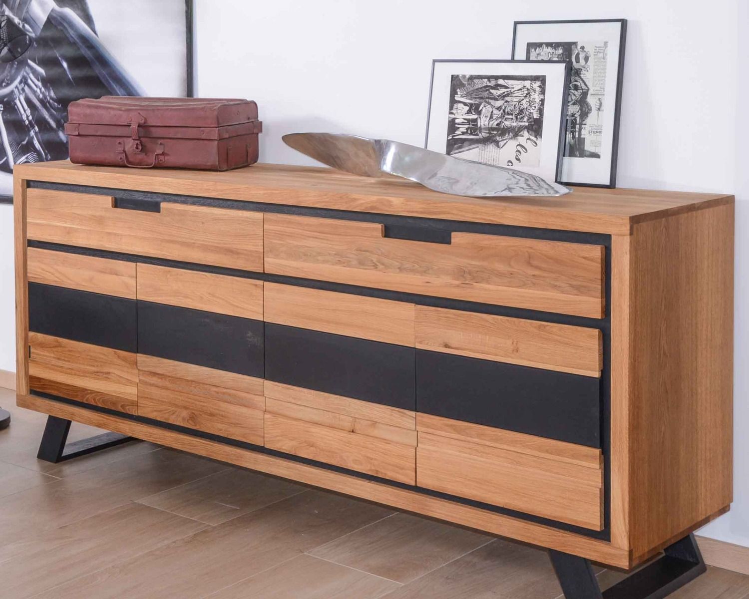 Grande credenza moderna in rovere massiccio e look nero "Toly" a 4 ante e 2 cassetti
