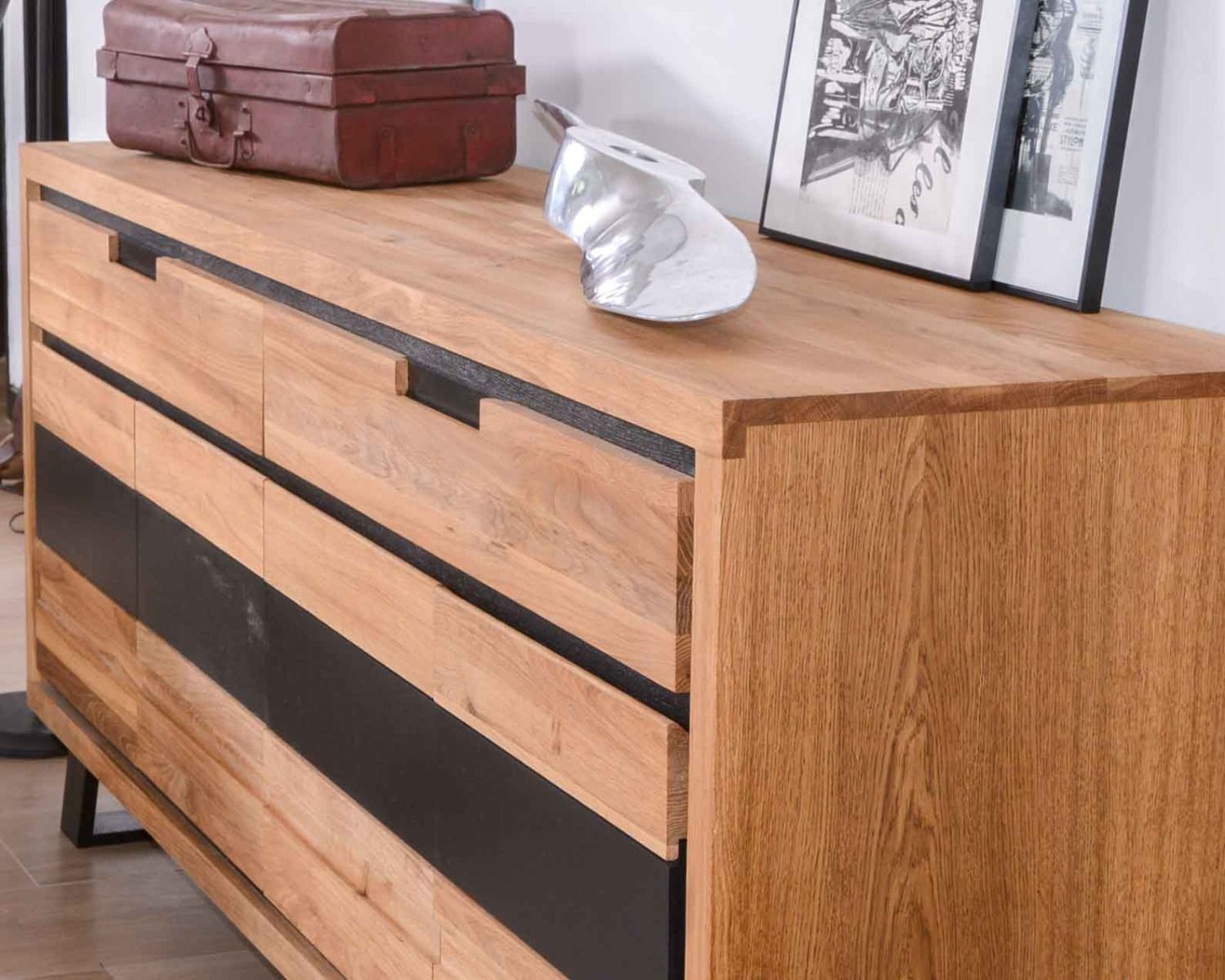 Grande credenza moderna in rovere massiccio e look nero "Toly" a 4 ante e 2 cassetti