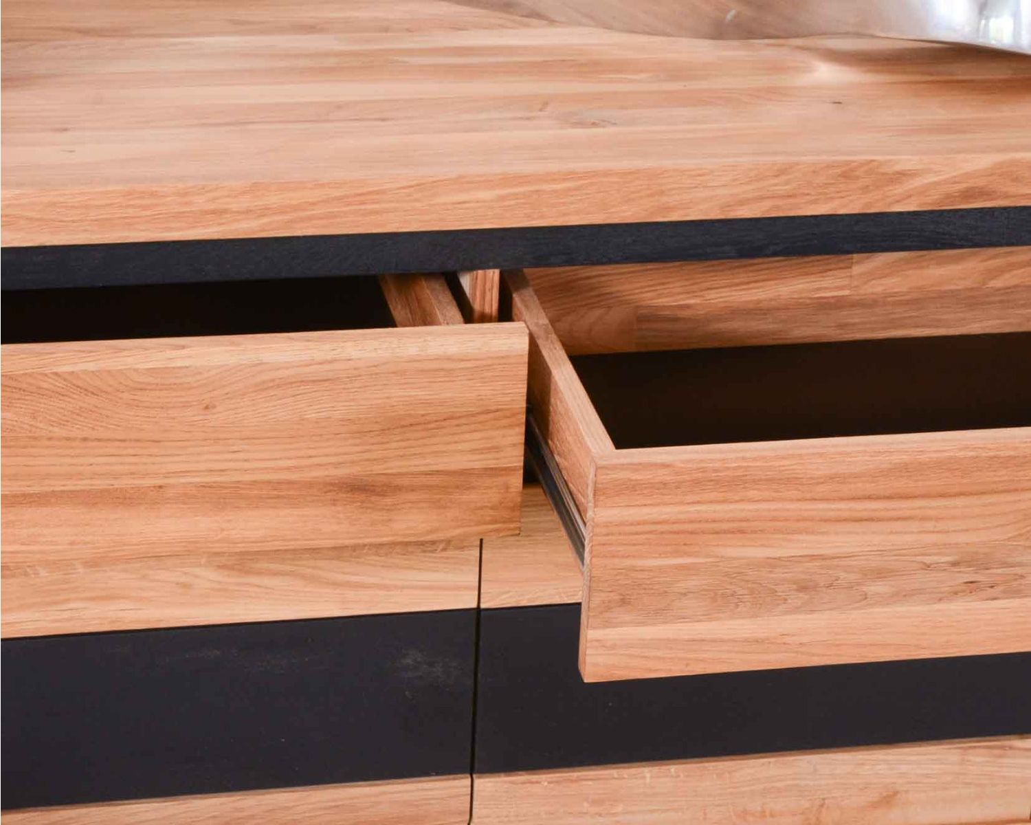 Credenza contemporanea "Toly" a 3 ante e 2 cassetti in rovere massiccio oliato