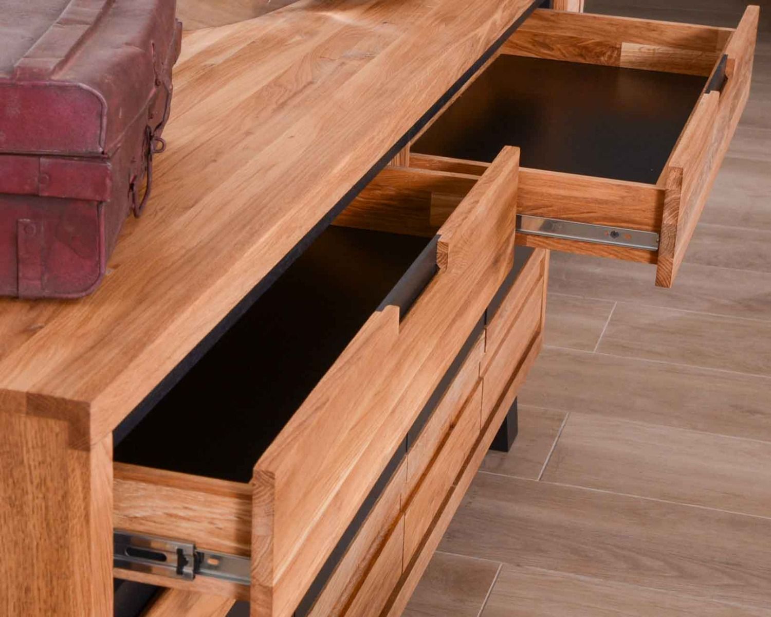 Grande credenza moderna in rovere massiccio e look nero "Toly" a 4 ante e 2 cassetti