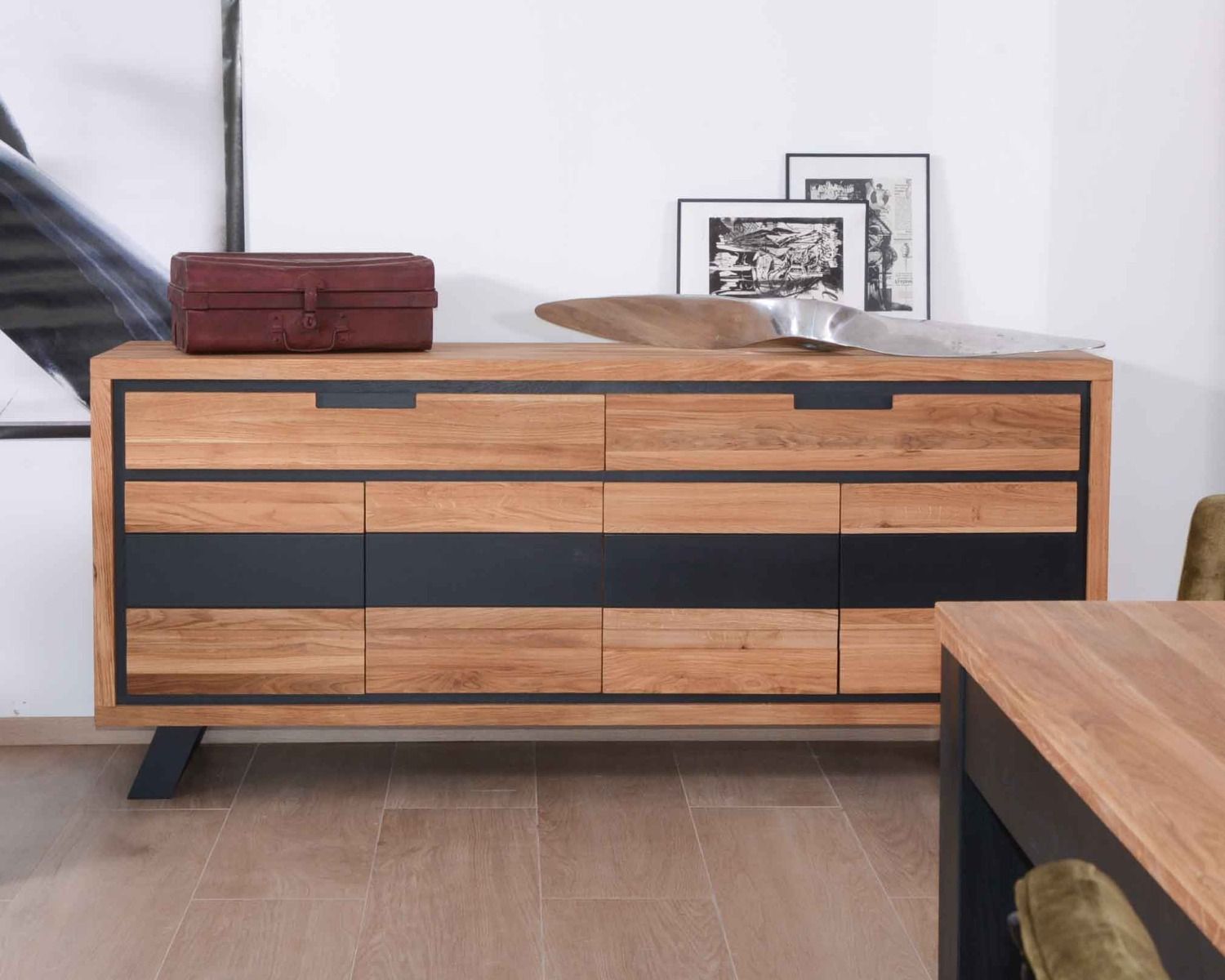 Grande credenza moderna in rovere massiccio e look nero "Toly" a 4 ante e 2 cassetti