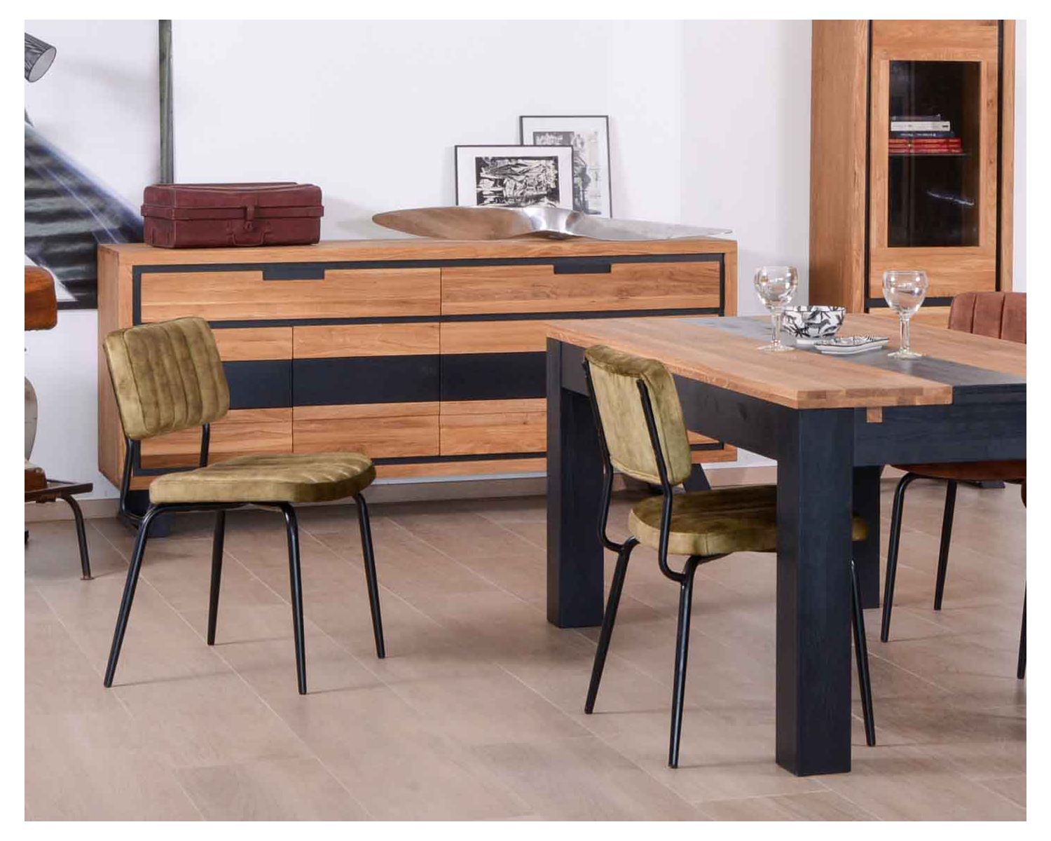 Grande credenza moderna in rovere massiccio e look nero "Toly" a 4 ante e 2 cassetti