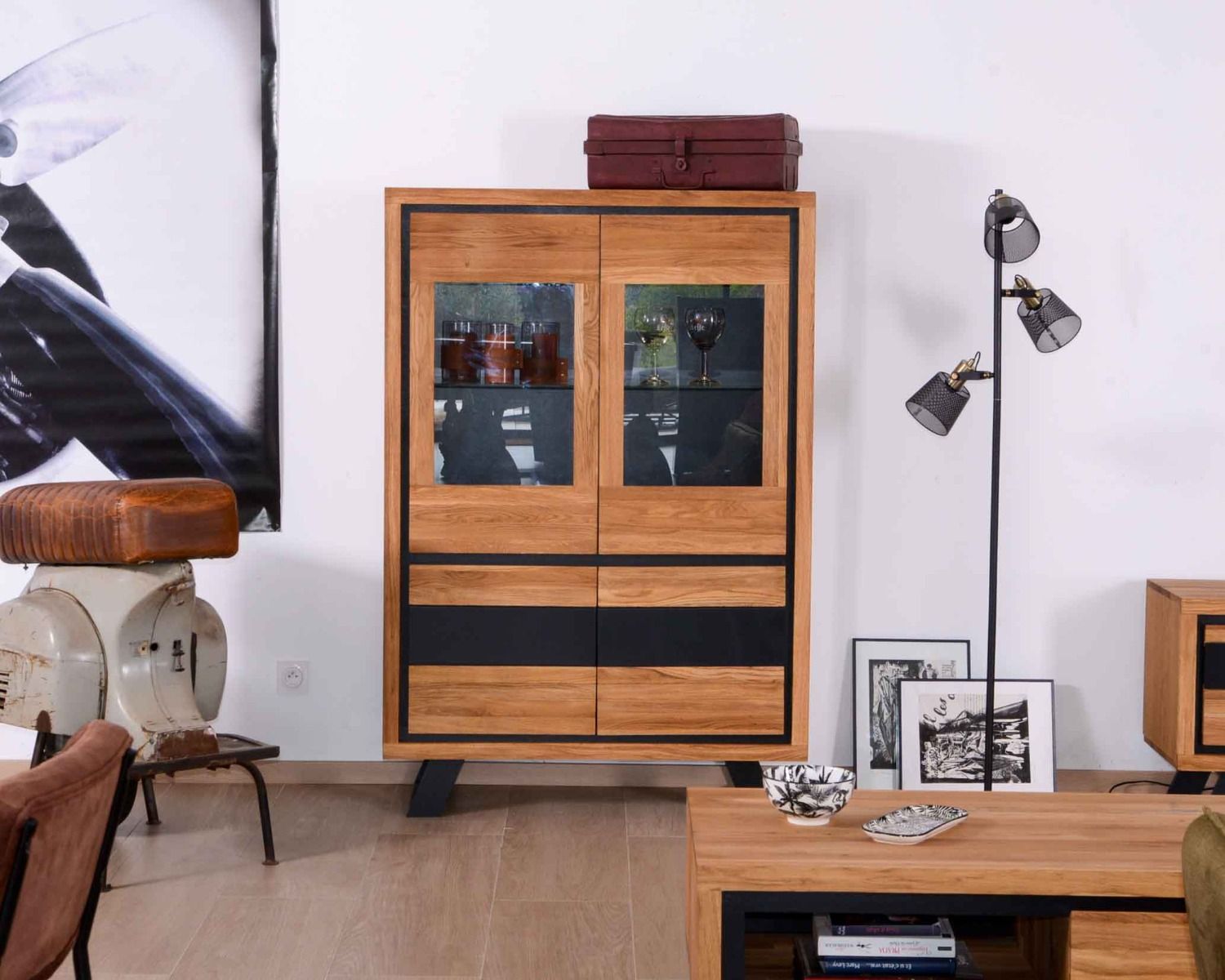 Vetrina "Toly" a 4 ante in rovere massiccio e nero, altezza 152 cm