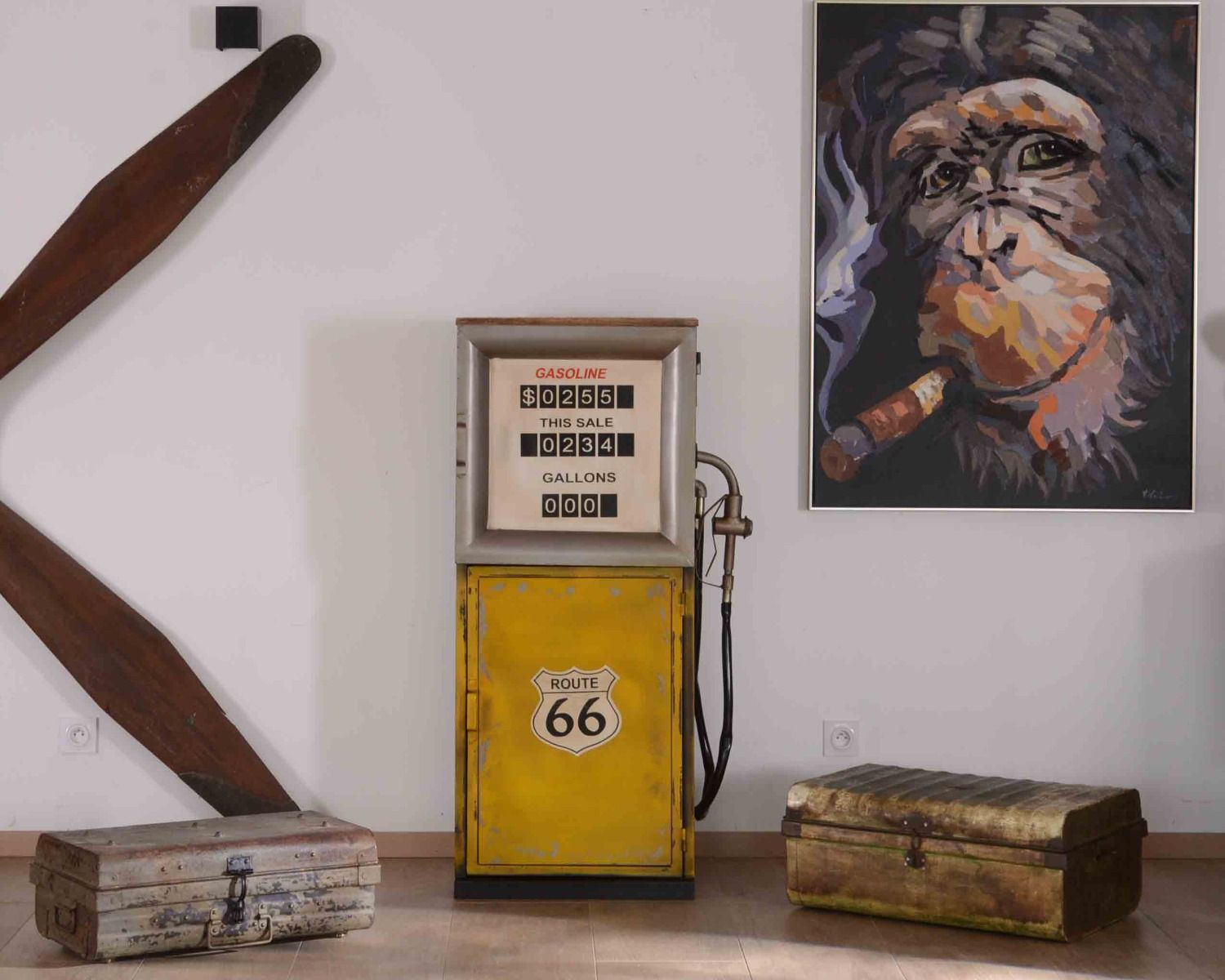 Barretta pazza nello stile di una pompa di benzina in metallo giallo, nello spirito del vintage Crazy