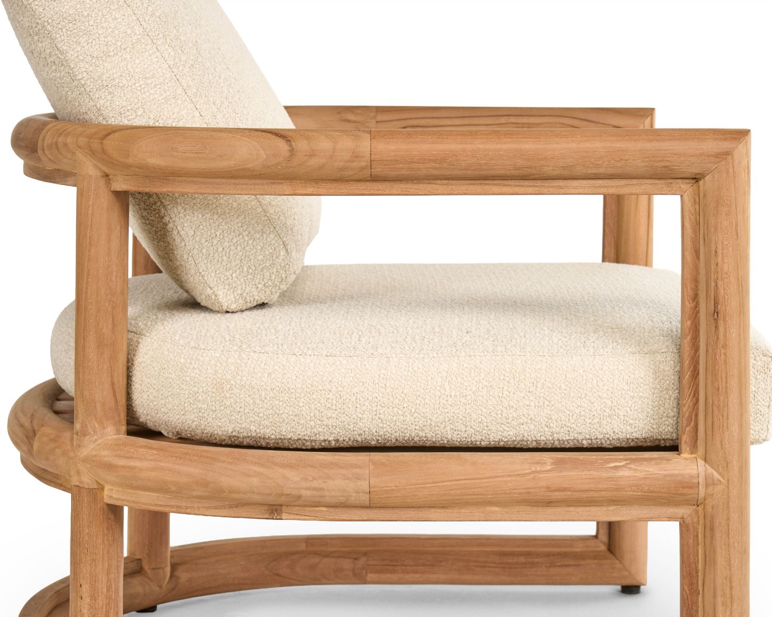 Poltrona da giardino avvolgente "Alizé" in teak massiccio con cuscini in bouclé color écru