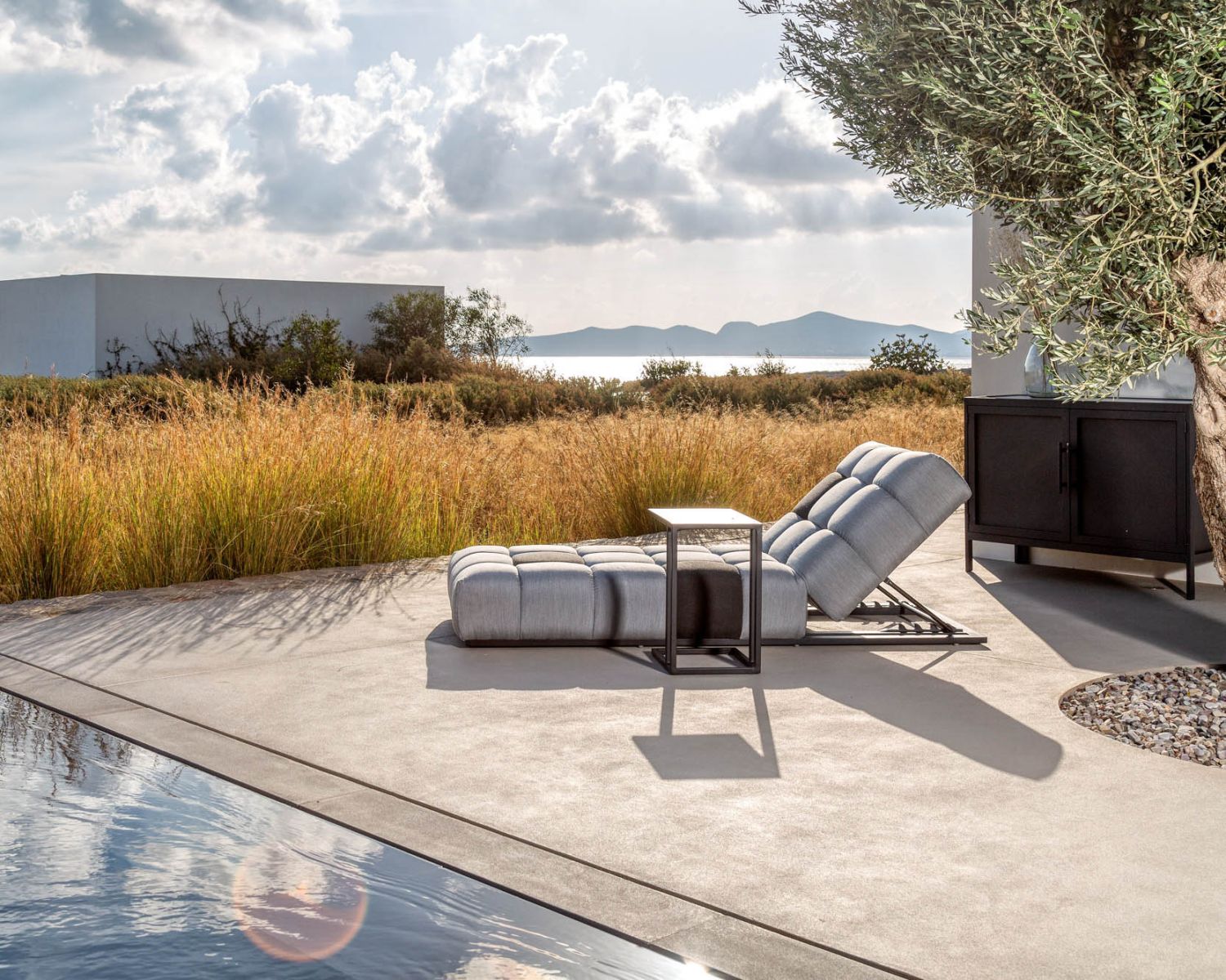 Lettino in tessuto Sunbrella grigio chiaro e scuro "Lazy Beach"