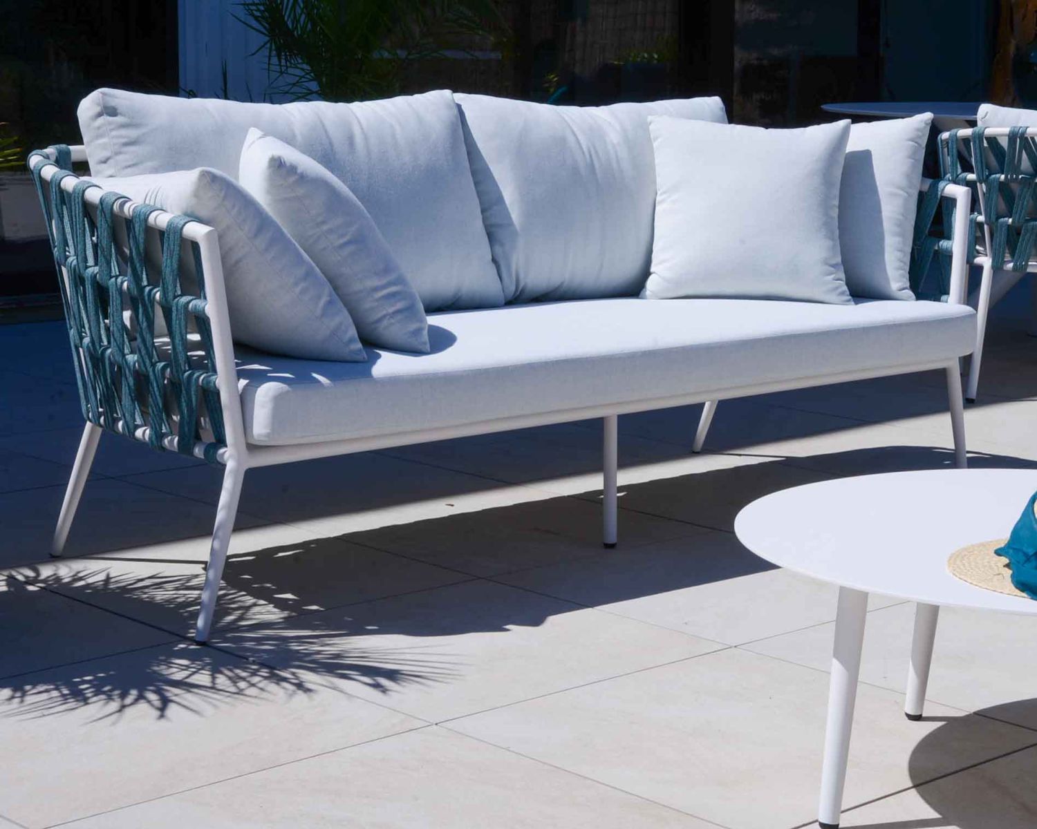 Set di 1 divano "Saumur" bianco e blu e 2 poltrone da giardino