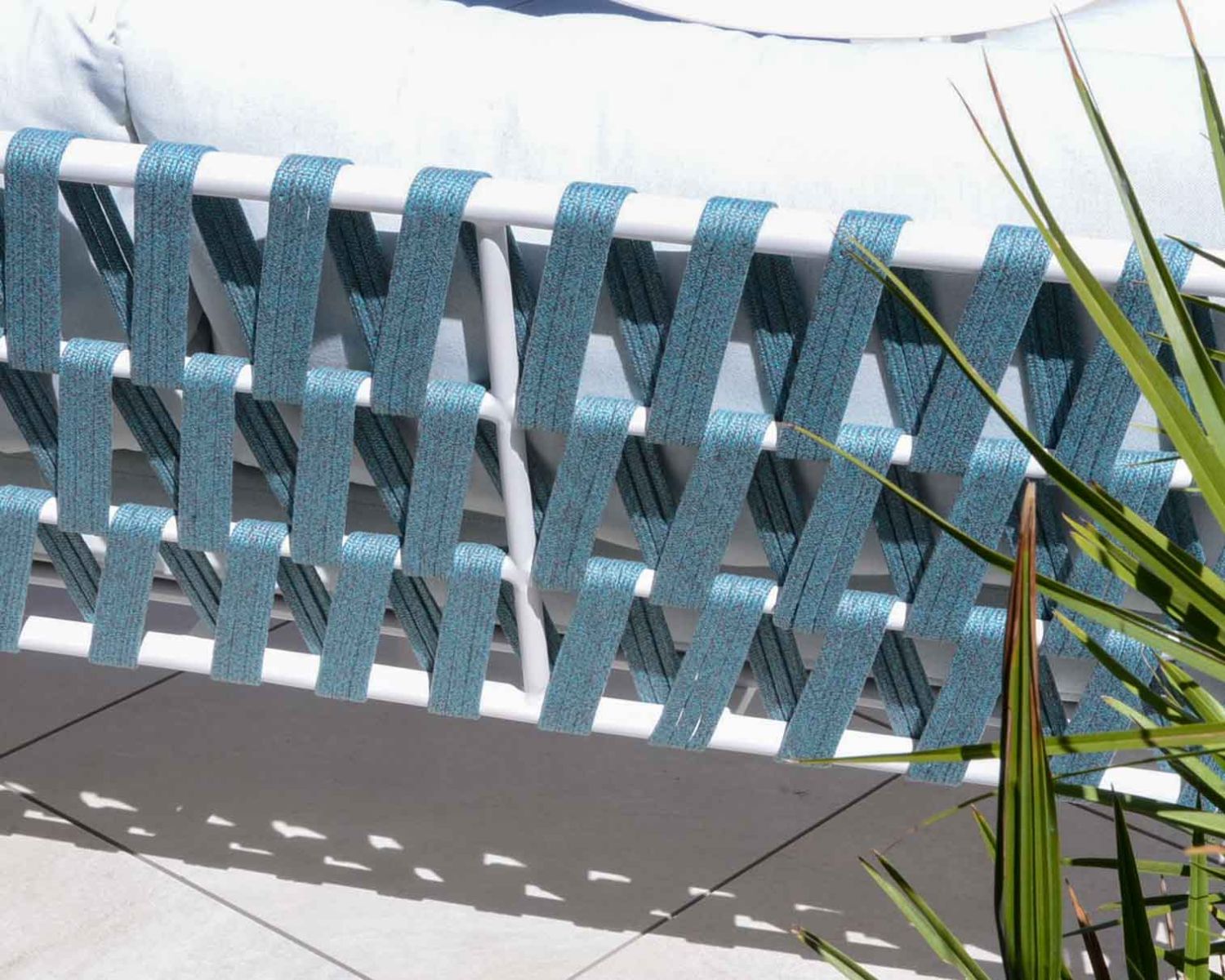 Set di 1 divano "Saumur" bianco e blu e 2 poltrone da giardino