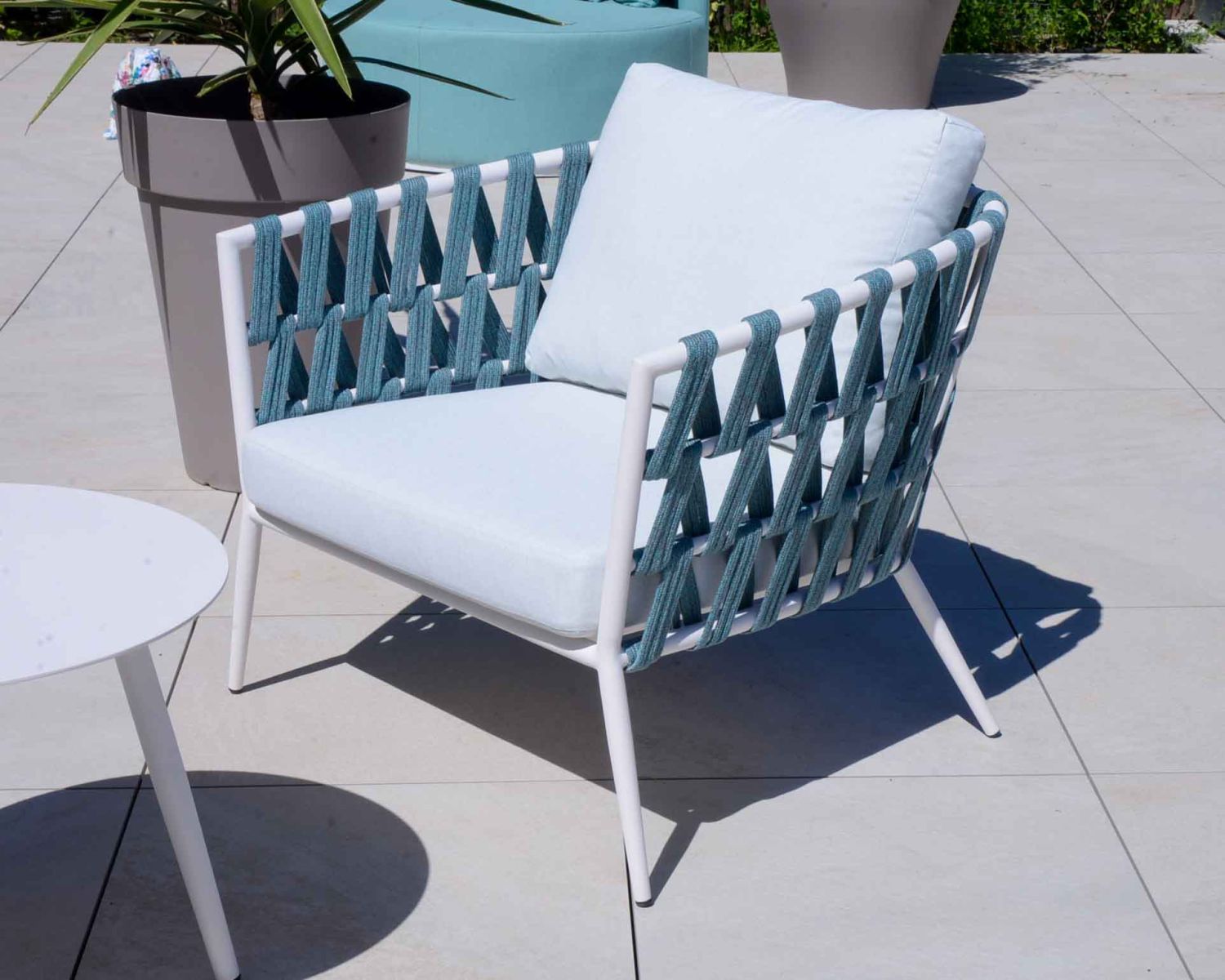 Set di 1 divano "Saumur" bianco e blu e 2 poltrone da giardino