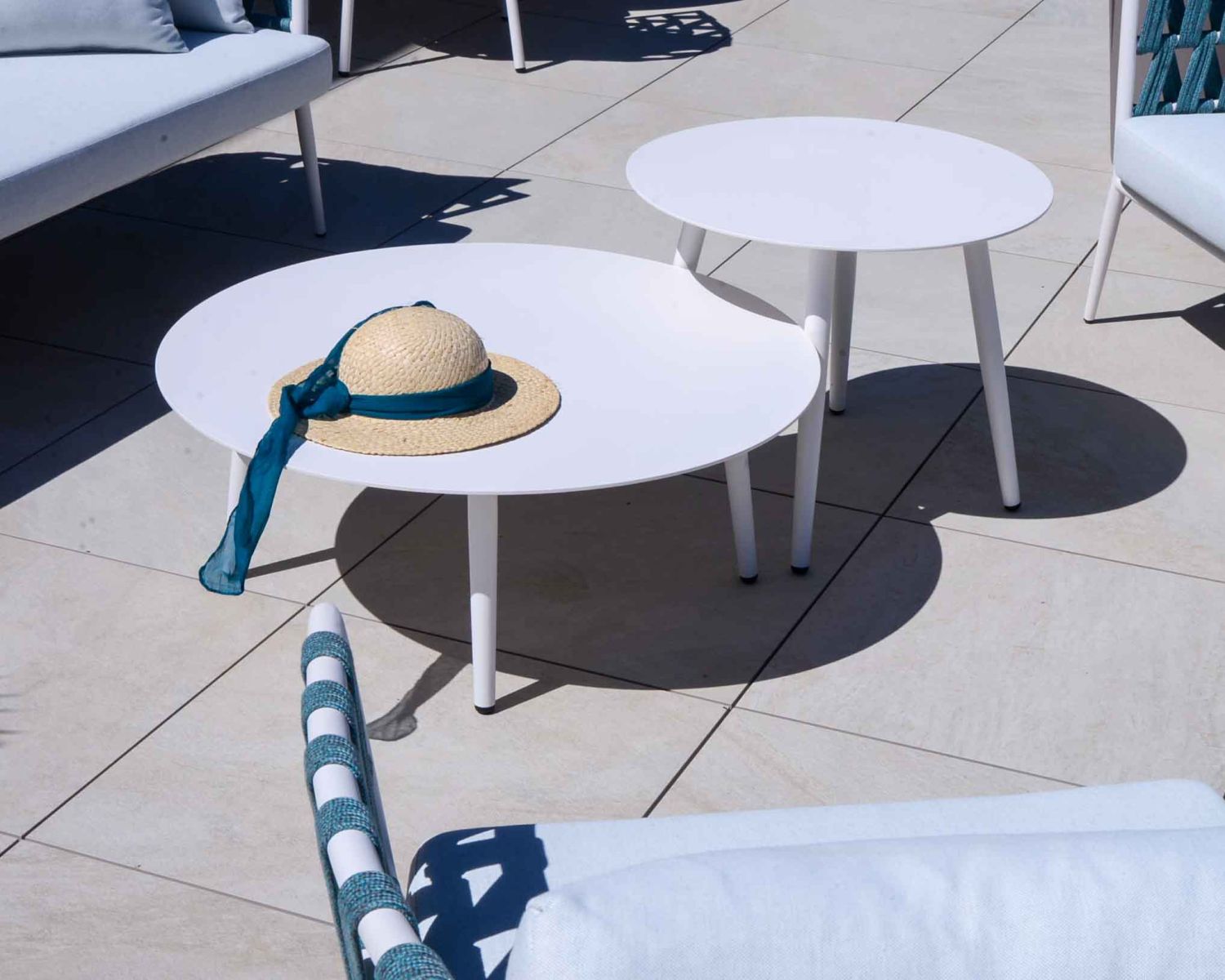 Set di 2 tavolini rotondi "Saumur" in alluminio bianco