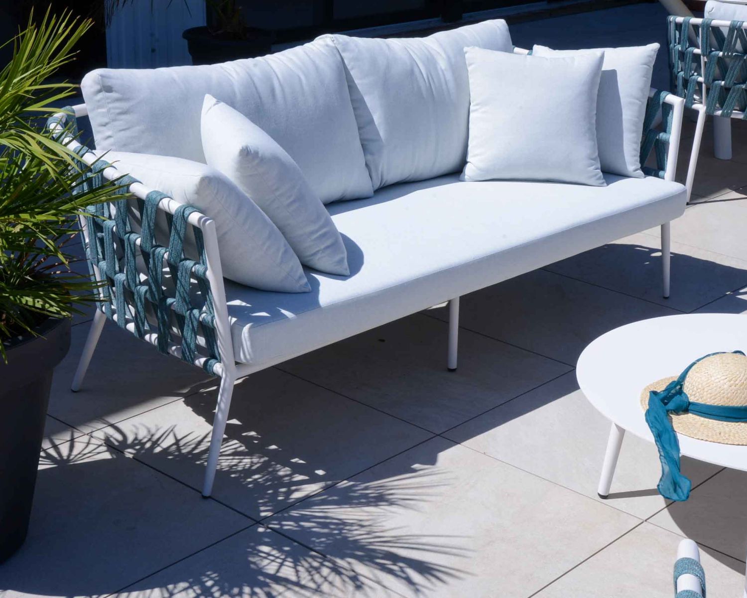 Set di 1 divano "Saumur" bianco e blu e 2 poltrone da giardino