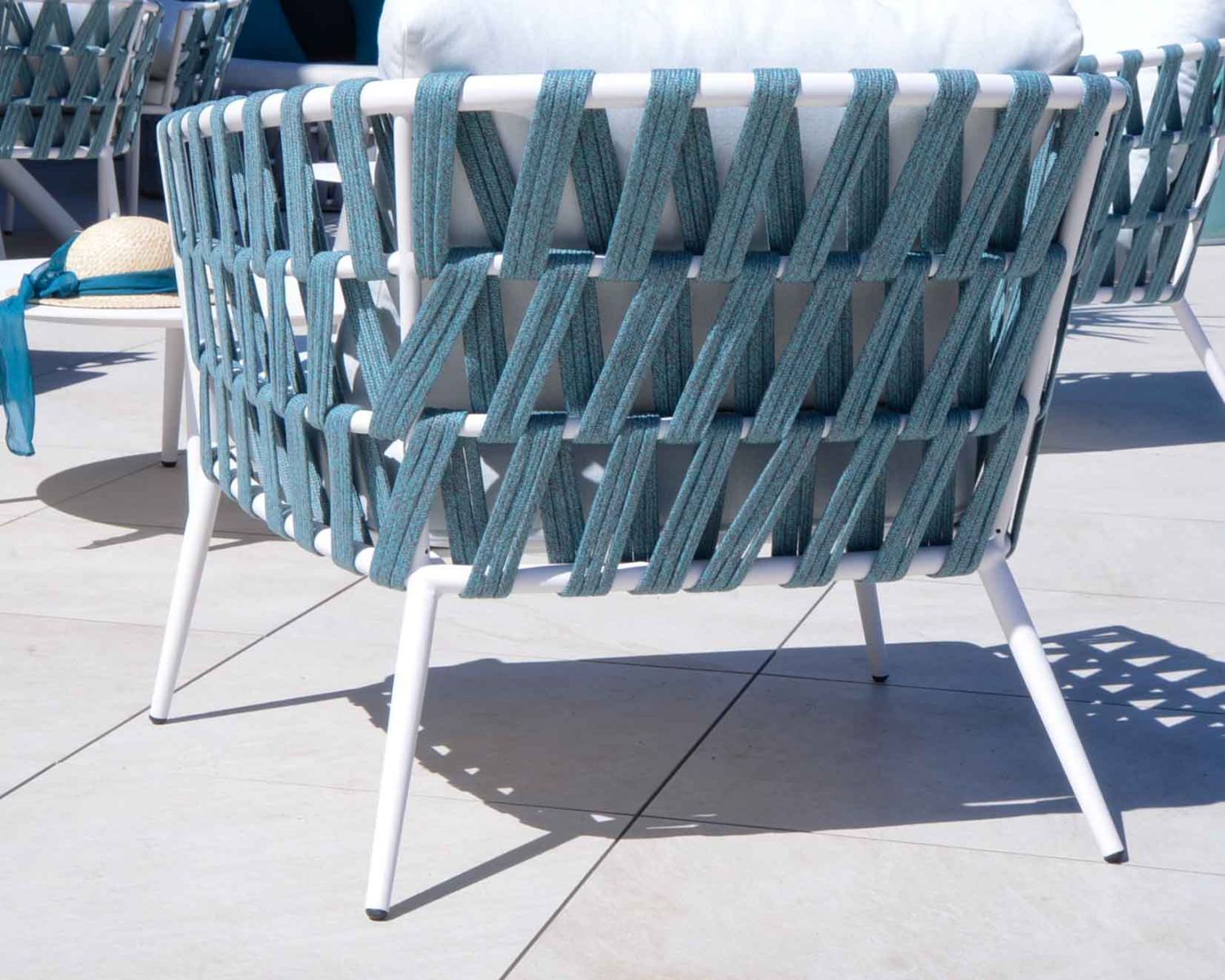 Set di 1 divano "Saumur" bianco e blu e 2 poltrone da giardino